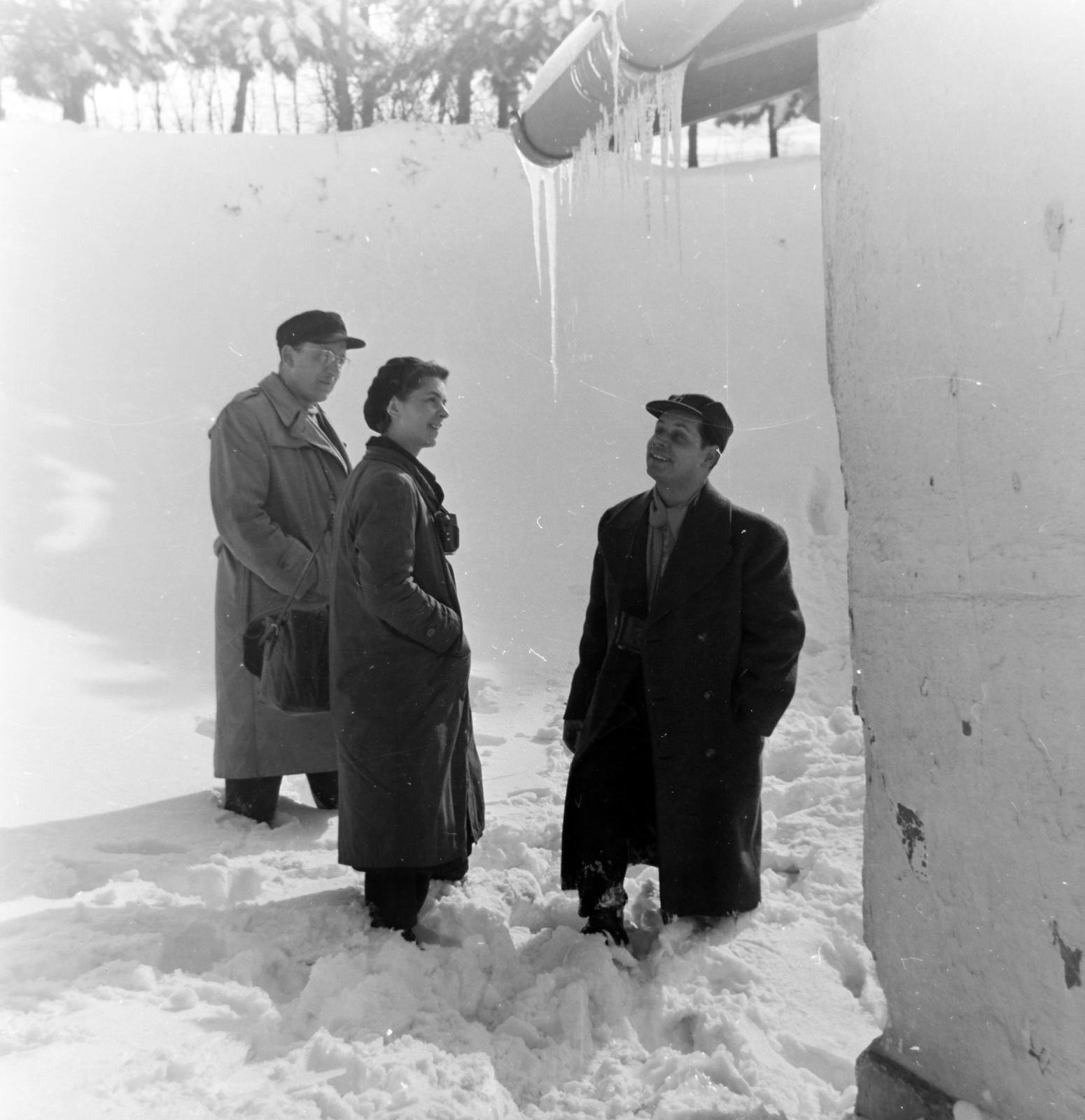 Hungary, Nagykovácsi, Nagy-Szénás, menedékház., 1955, Keveházi János, winter, snow, photo aspect ratio: square, Fortepan #197353