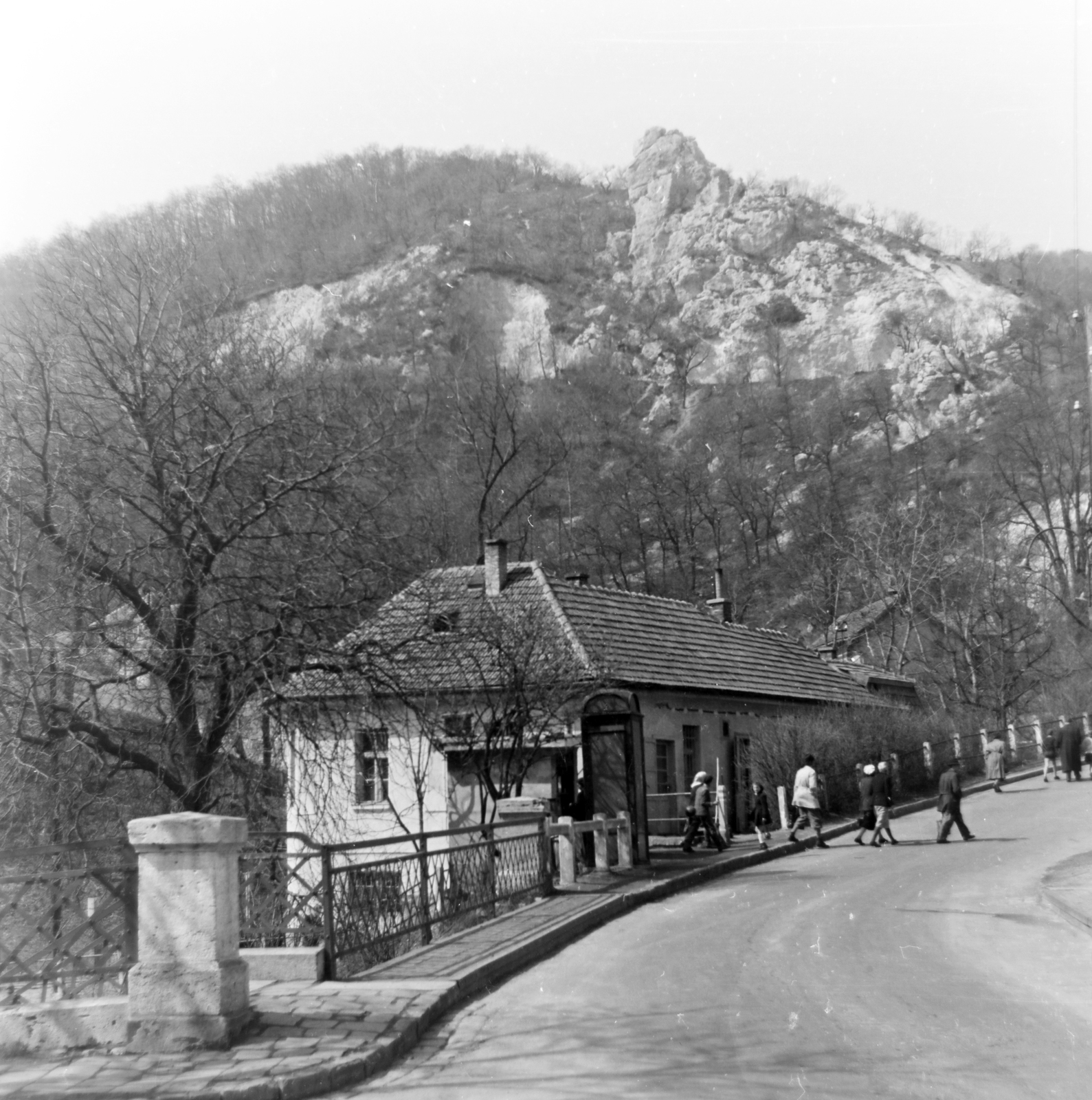 Hungary, Budapest XII., Zugligeti út, felüljáró a villamos-végállomásnál, háttérben a Tündér-szikla., 1956, Keveházi János, Budapest, slope, photo aspect ratio: square, railing, hillside, Fortepan #197367