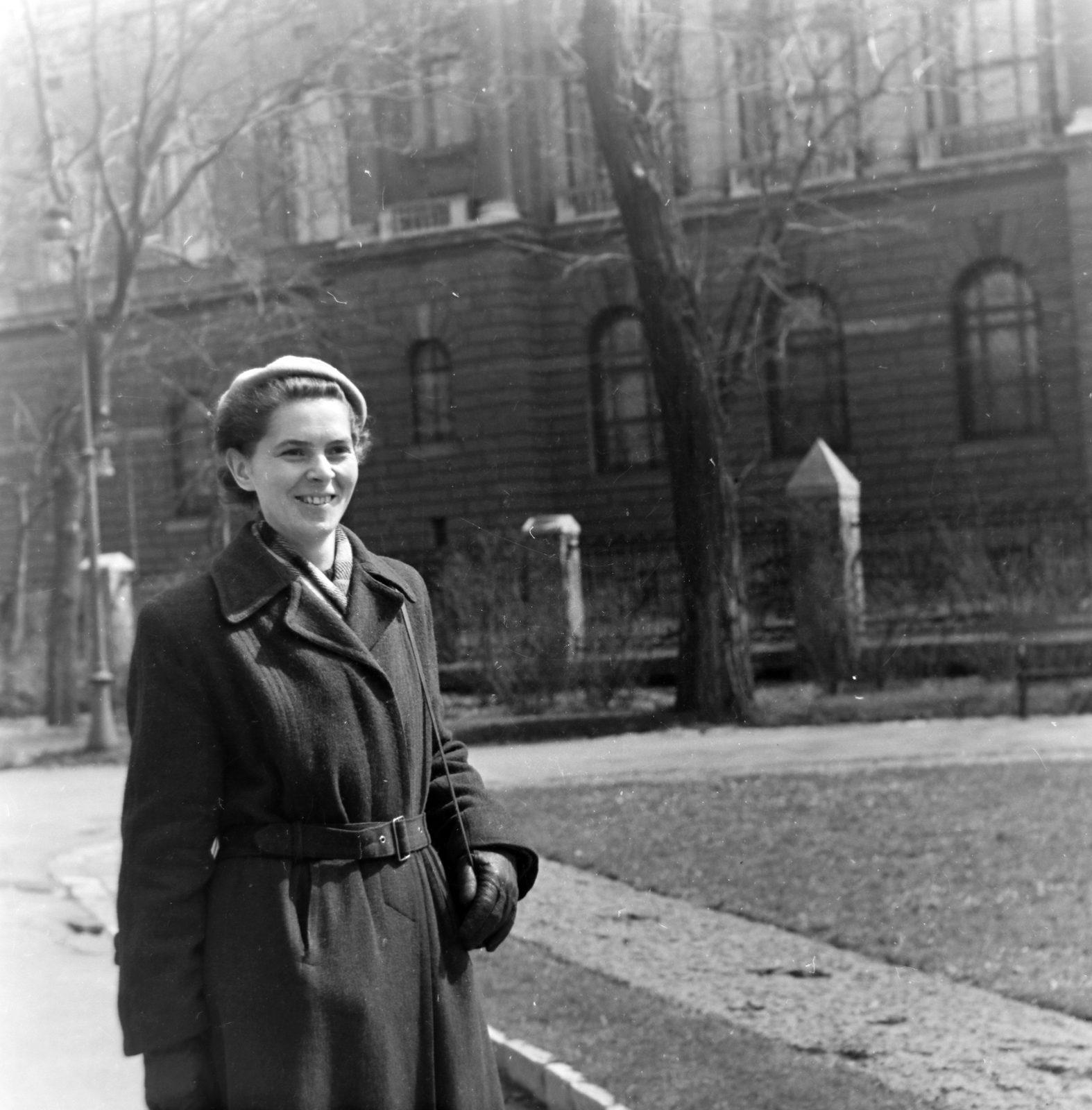 Hungary, Zoo, Budapest XIV., háttérben a Gundel Károly (Állatkerti) út túloldalán a Szépművészeti Múzeum hátsó homlokzata., 1956, Keveházi János, Budapest, lady, smile, gloves, coat, Fortepan #197368