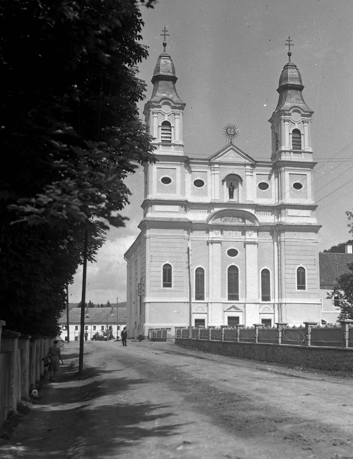 Romania,Transylvania, Miercurea Ciuc, Csíksomlyó (ekkor önálló), Kegytemplom., 1933, Fortepan, church, street view, Franciscans, Fortepan #19737