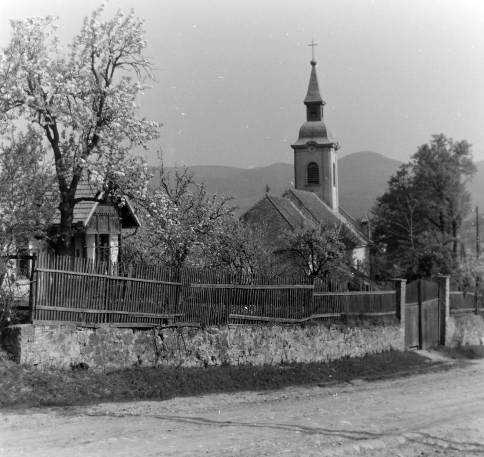 Hungary, Csobánka, Vörösvári út, szemben a Szent Anna-templom., 1956, Keveházi János, steeple, Fortepan #197371