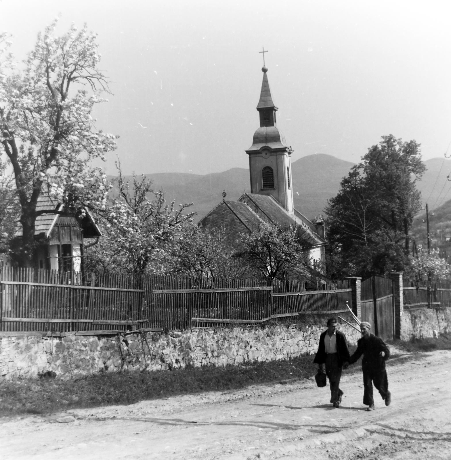 Hungary, Csobánka, Vörösvári út, szemben a Szent Anna-templom., 1956, Keveházi János, photo aspect ratio: square, church, lath fence, freestone, Fortepan #197376