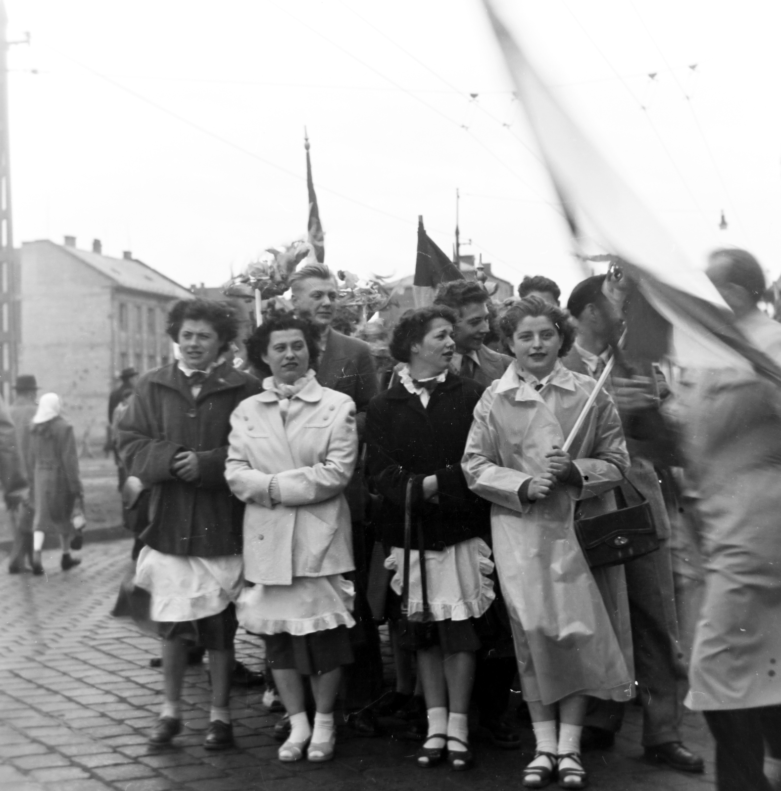 Hungary, Budapest XIV., a Hungária körút a Hungária köznél, május 1-i felvonulás résztvevői., 1956, Keveházi János, Budapest, photo aspect ratio: square, women, apron, socks and sandal, Fortepan #197379