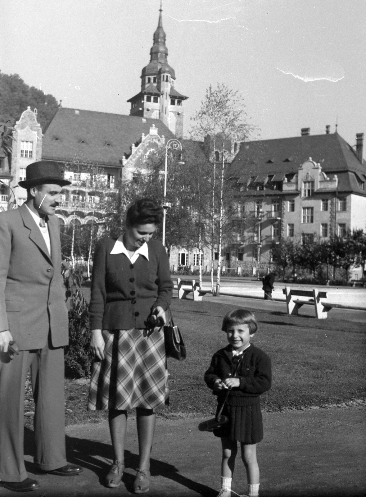 Hungary, Lillafüred, Miskolc, Palotaszálló a park felől., 1936, Fortepan, hat, family, tableau, hotel, Renaissance Revival, lamp post, handbag, Kálmán Lux-design, Fortepan #19739
