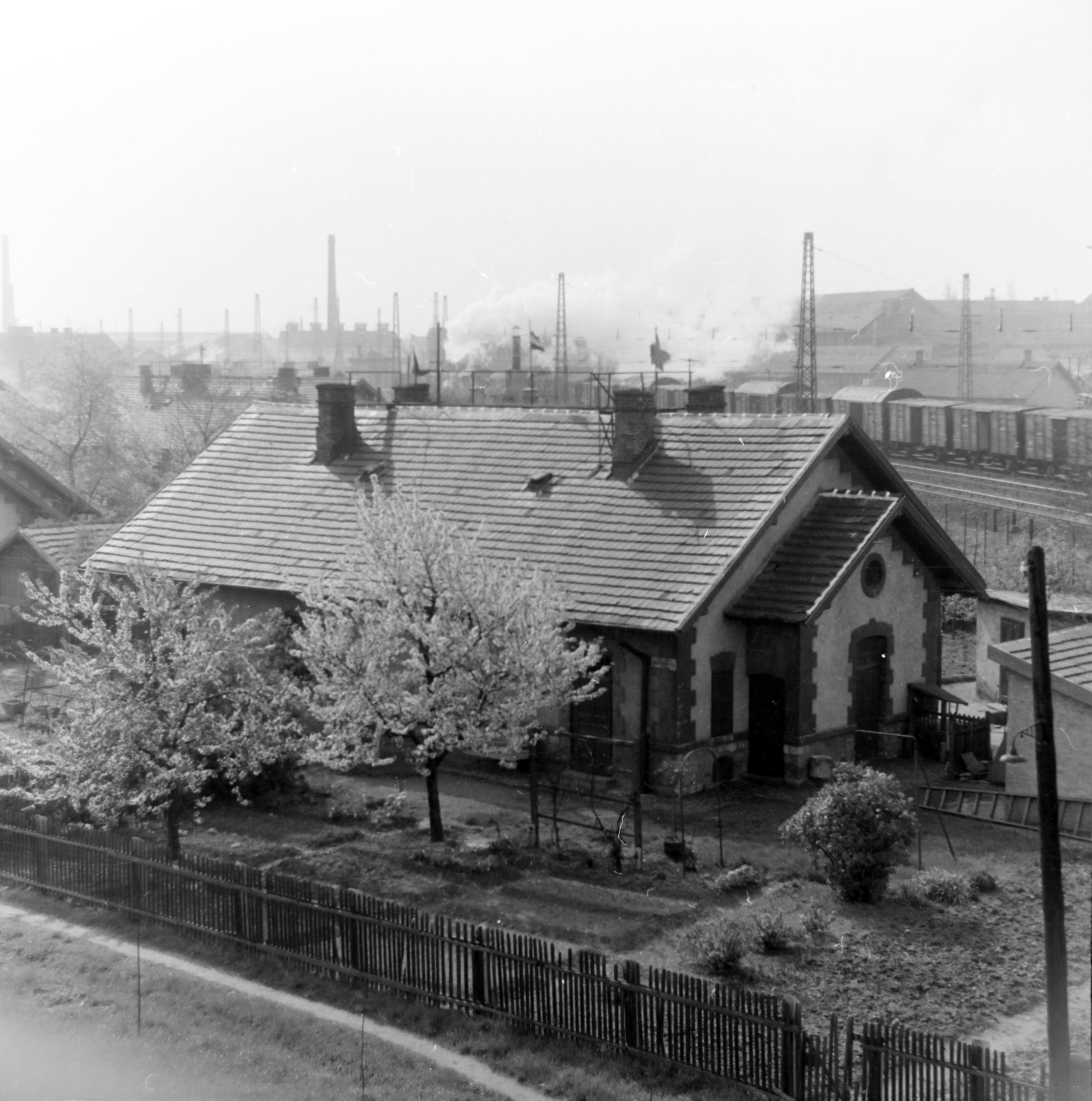 Hungary, Budapest VIII., MÁV lakótelep, a Salgótarjáni utca és a Hungária körút között, az Asztalos Sándor utcai villamosmegállóból nézve., 1956, Keveházi János, Budapest, photo aspect ratio: square, lath fence, railway, garden, house, Fortepan #197391