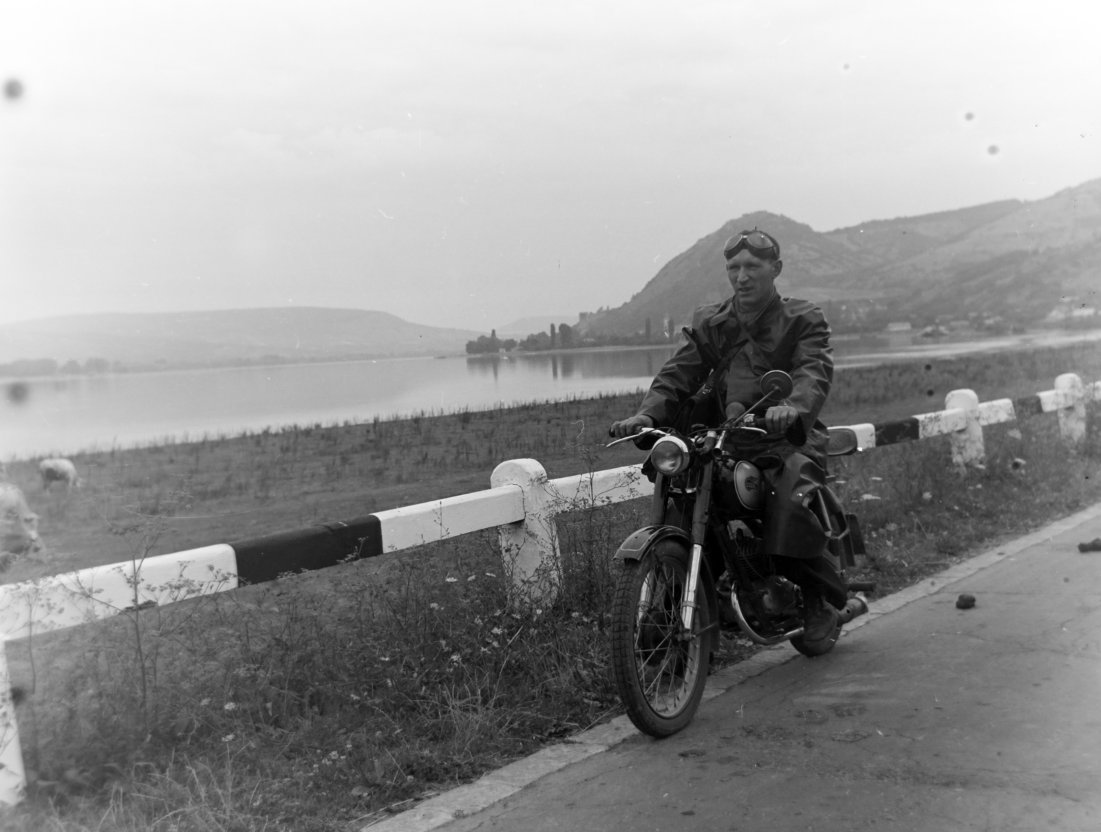 Hungary,Danube Bend, Visegrád, látkép Dömös felől., 1956, Keveházi János, motorcycle, road railings, Fortepan #197413