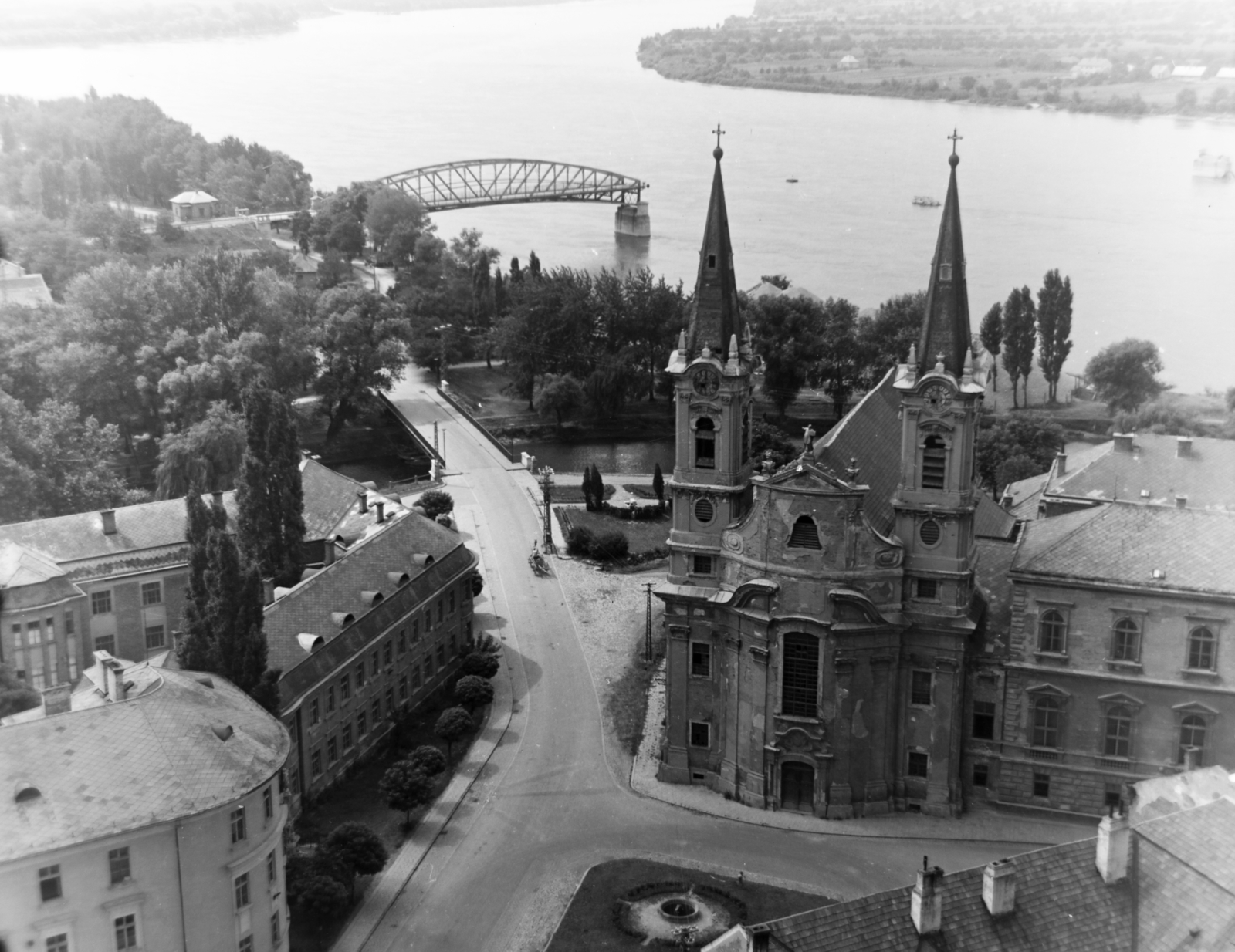 Hungary, Esztergom, Vízivárosi (Szent Ignác) templom és a Prímási palota, háttérben a felrobbantott Mária Valéria híd maradványai., 1956, Keveházi János, picture, wrecked bridge, Fortepan #197416