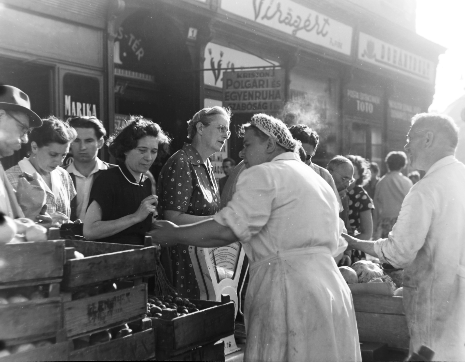 Magyarország, Budapest VIII., zöldségárus a Baross tér 1. számú ház előtt, jobbra a Rákóczi út sarok., 1956, Keveházi János, piac, Budapest, mérleg, Fortepan #197419