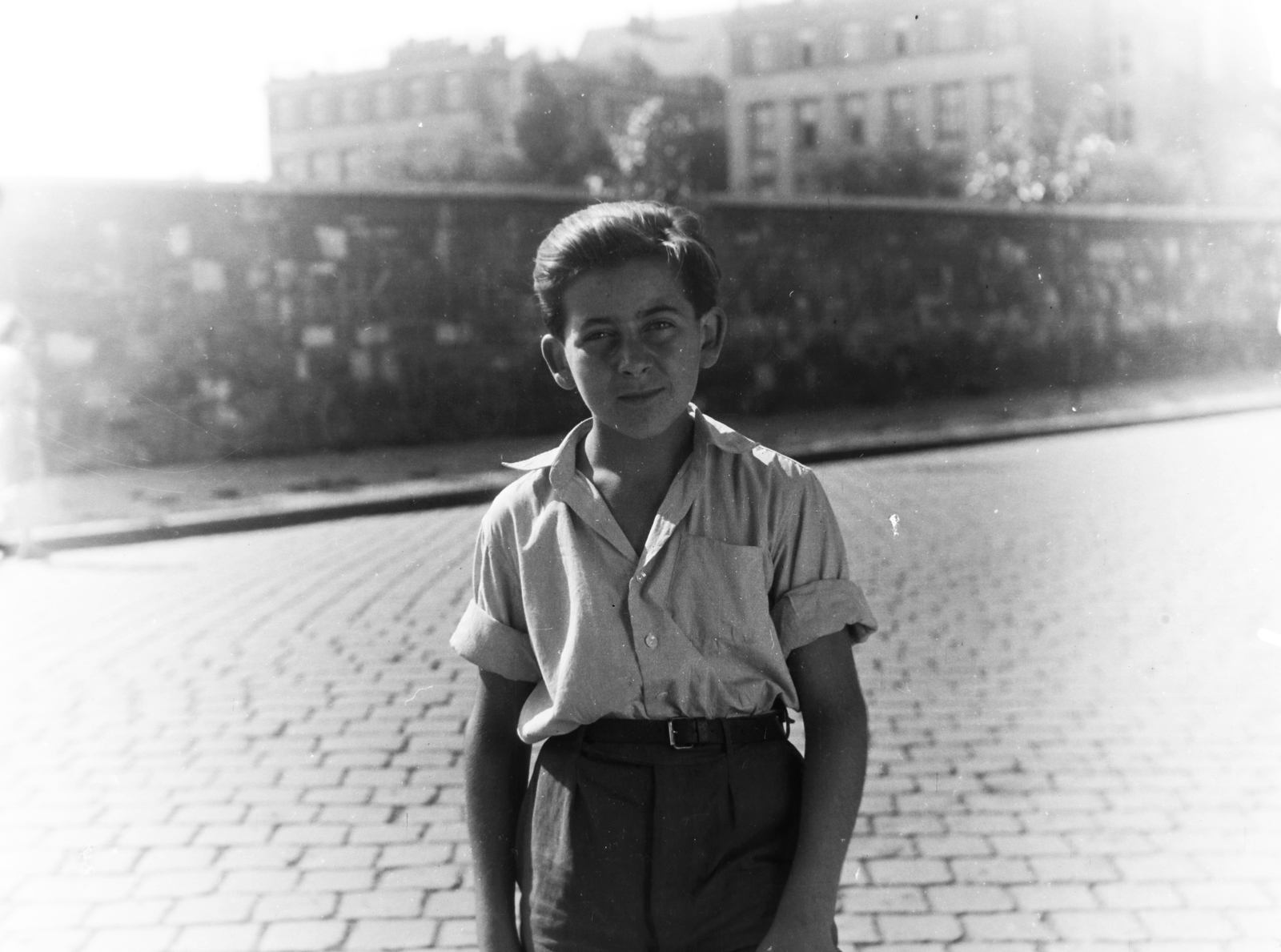 Hungary, Budapest VIII., Diószegi Sámuel utca, háttérben a Dugonics utcai Általános Iskola (később Kövessi Erzsébet Baptista Szakközépiskola Szakiskola és Gimnázium) Korányi Sándor utcai homlokzata látszik., 1956, Keveházi János, Budapest, hairdo, teenager, belt, boy, Fortepan #197433