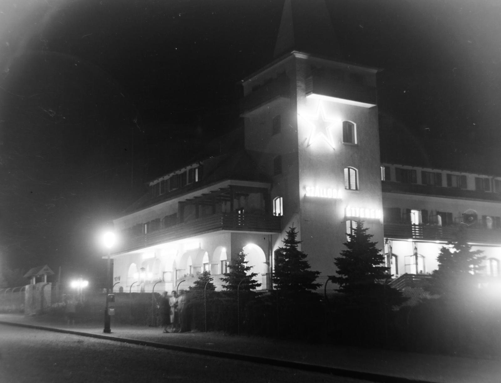 Hungary, untitled, Budapest XII., Rege utca, Vörös Csillag (egykor Golf, később Panoráma) szálloda., 1956, Keveházi János, Budapest, reflection, street lamp, night, Fortepan #197435