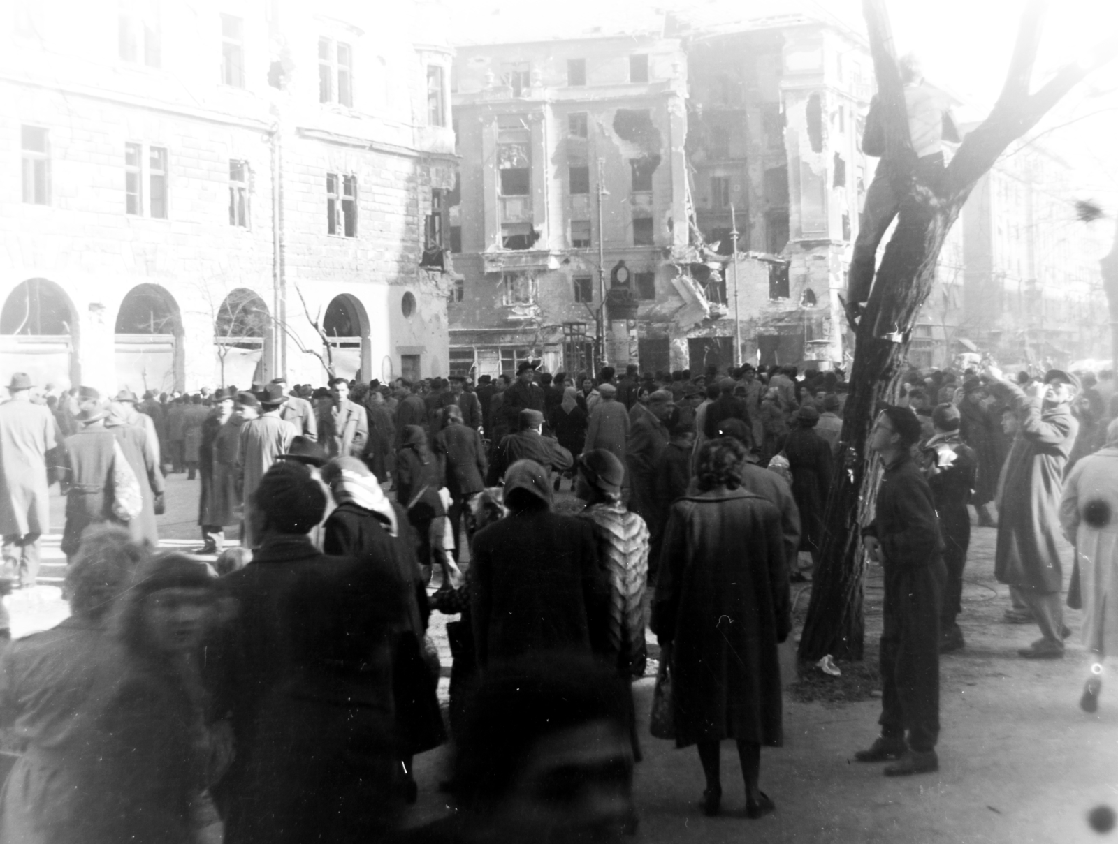 Hungary, Budapest VIII.,Budapest IX., Üllői út, középen balra a József körút., 1956, Keveházi János, Budapest, damaged building, mass, Fortepan #197445