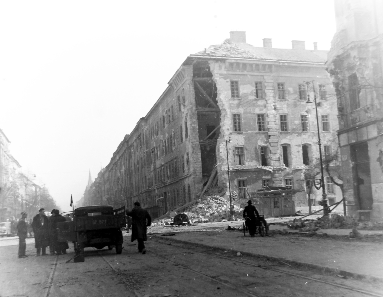 Hungary, Budapest VIII.,Budapest IX., Üllői út, jobbra a Ferenc körút tulsó sarkán a Kilián laktanya., 1956, Keveházi János, barrack, Budapest, damaged building, Fortepan #197446