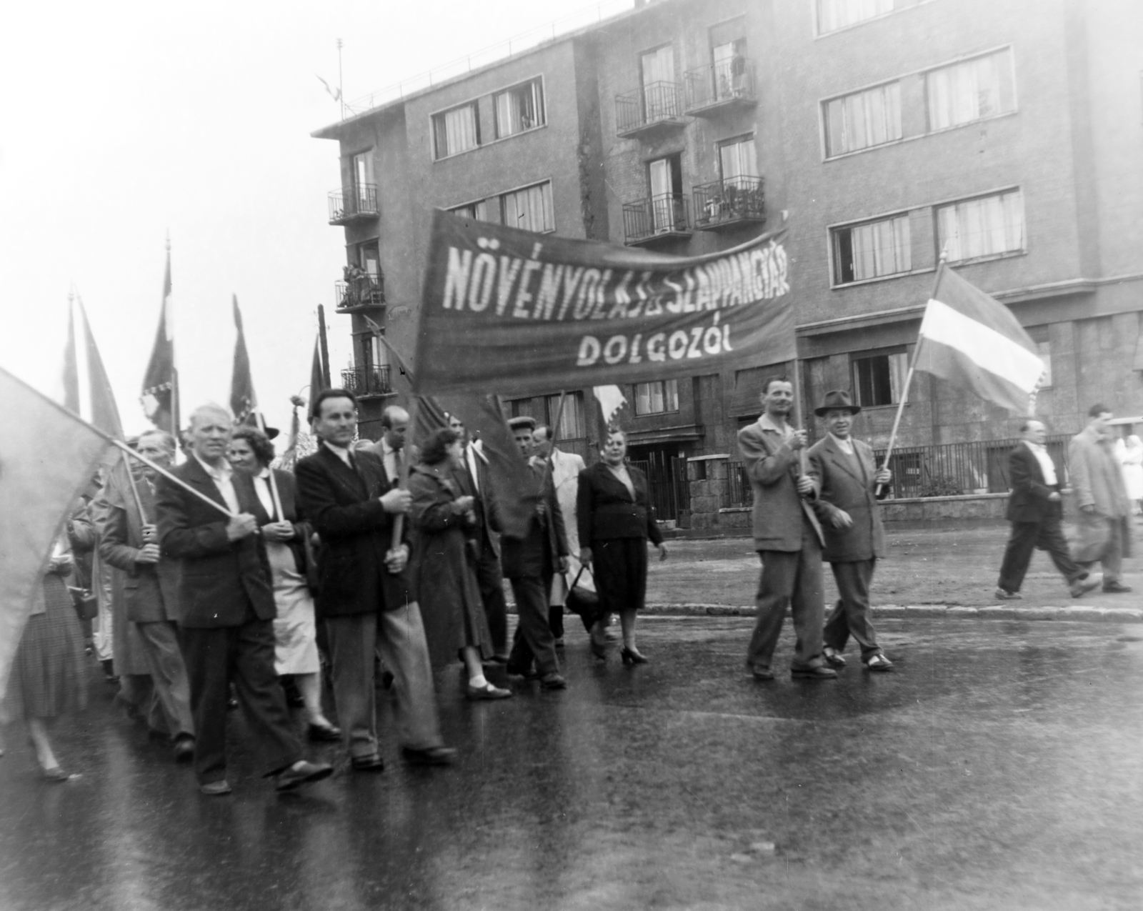 Magyarország, Budapest XIV., a Hősök tere felé tartó felvonulók május 1-én, háttérben a Kacsóh Pongrác út 7. és 5. számú ház., 1957, Keveházi János, Budapest, transzparens, Fortepan #197478