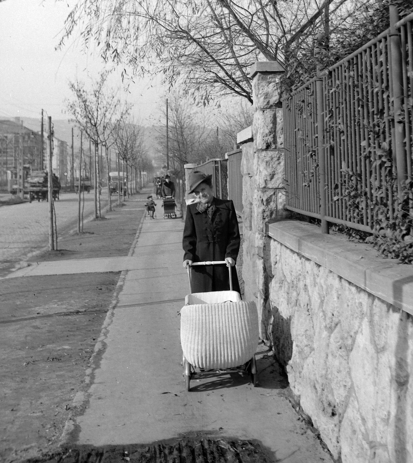 Hungary, Budapest XI., Villányi út 45. sz. ingatlan előtt (a Szüret utca közelében)., 1939, Fortepan, baby carriage, Budapest, Fortepan #19748