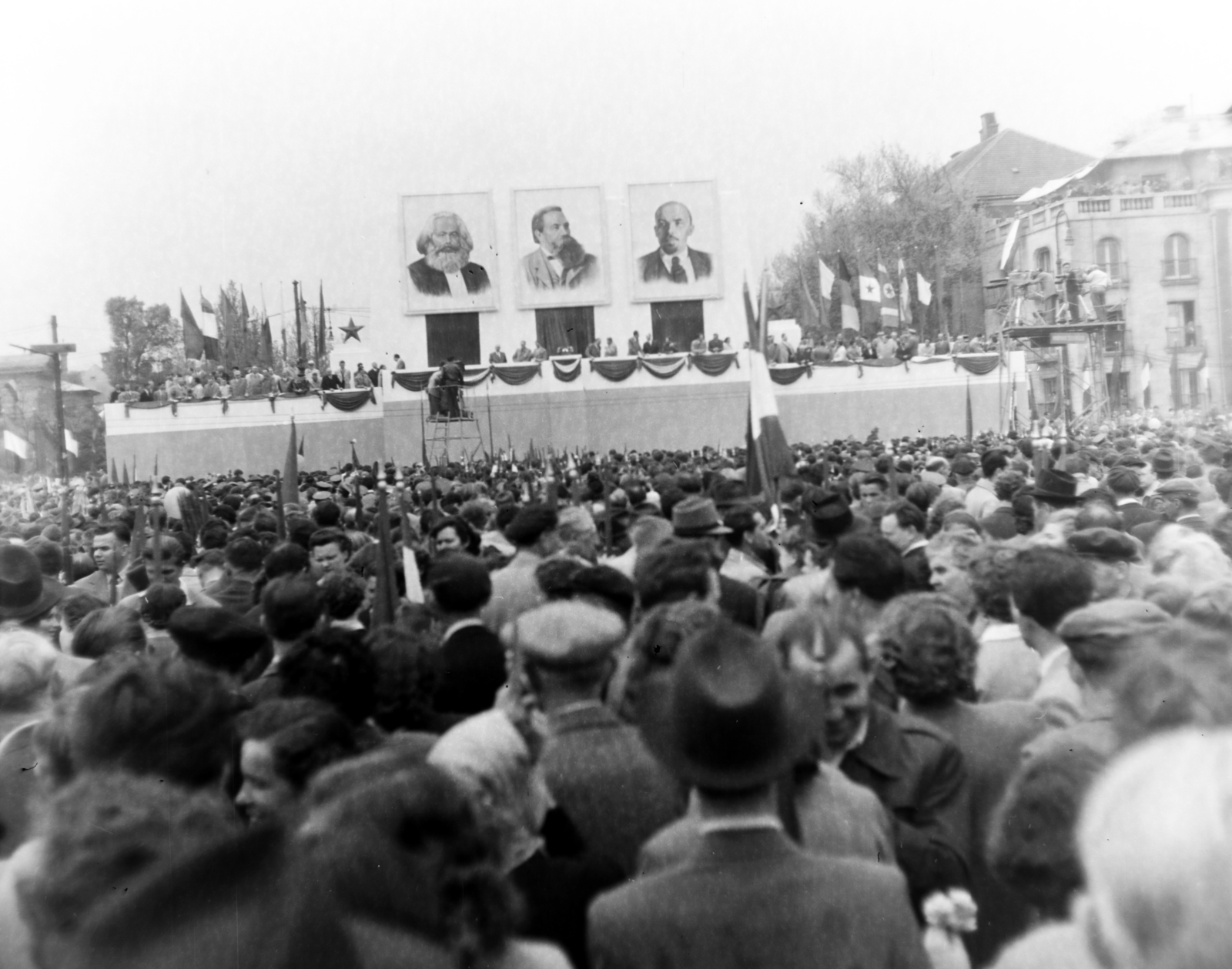 Magyarország, Budapest XIV., Hősök tere, május 1-i ünnepség., 1957, Keveházi János, Budapest, Lenin-ábrázolás, Friedrich Engels-ábrázolás, Karl Marx-ábrázolás, dísztribün, Fortepan #197489