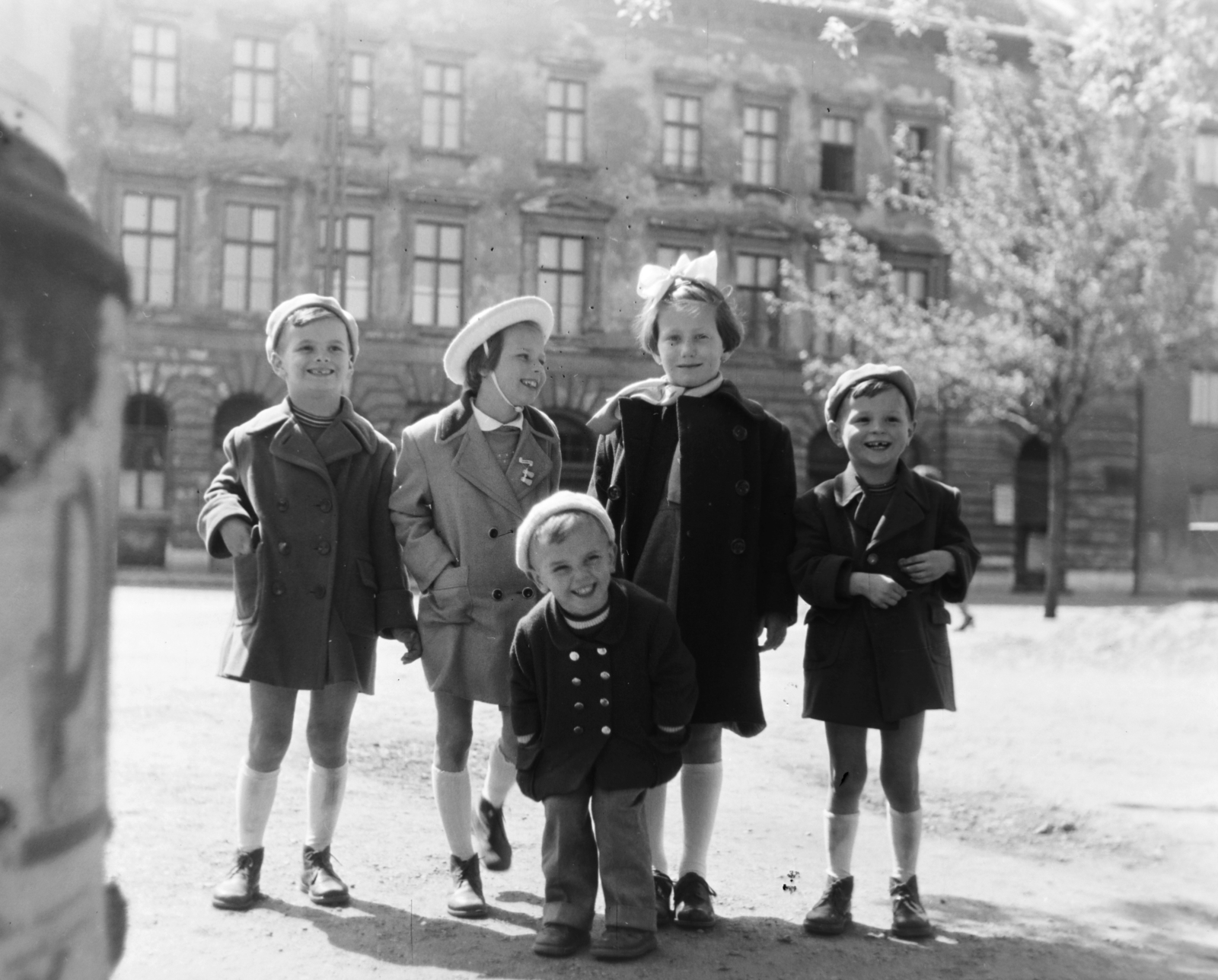Hungary, Budapest VIII., II. János Pál pápa (Köztársaság) tér, háttérben a 17. számú ház., 1957, Keveházi János, Budapest, double-breasted coat, kids, knee snocks, Fortepan #197493
