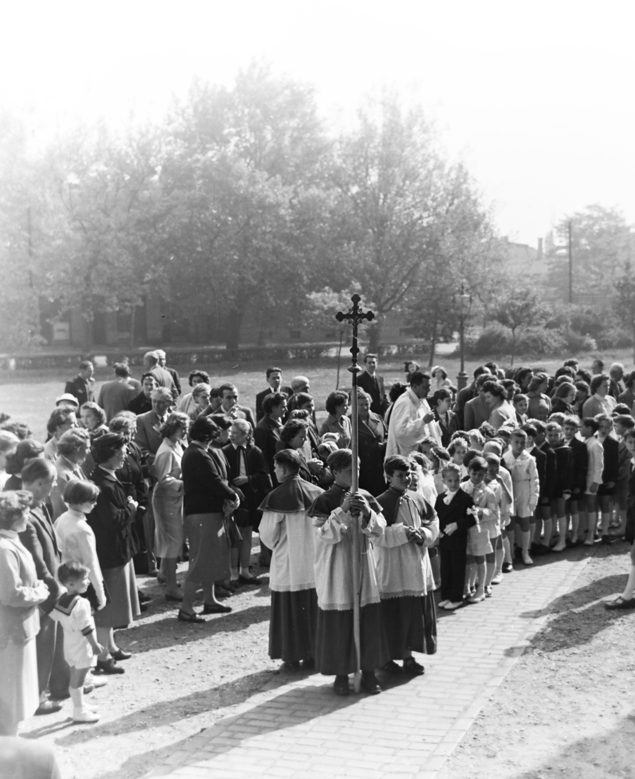 Magyarország, Budapest VIII., Magyarok Nagyasszonya (Rezső) tér, elsőáldozók a Magyarok Nagyasszonya-templom mellett., 1957, Keveházi János, Budapest, feszület, ministráns, Fortepan #197506