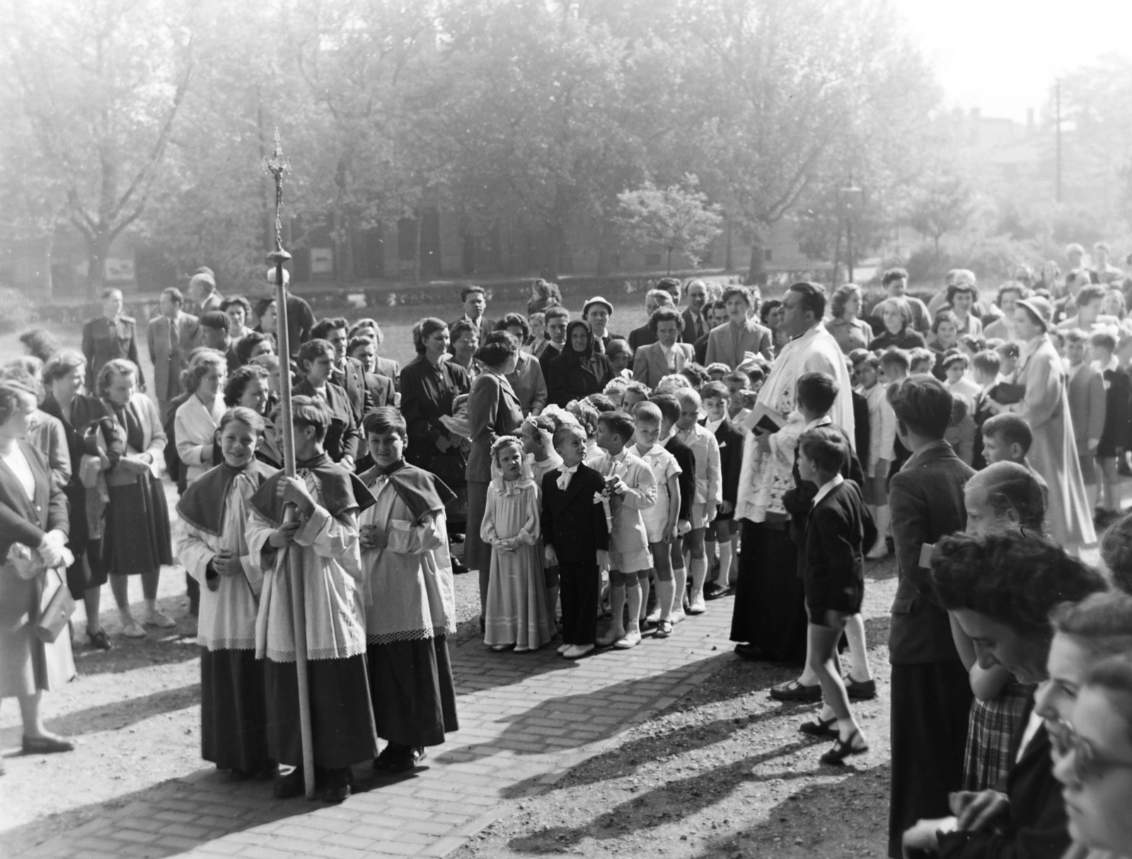 Magyarország, Budapest VIII., Magyarok Nagyasszonya (Rezső) tér, elsőáldozók a Magyarok Nagyasszonya-templom mellett., 1957, Keveházi János, Budapest, ünneplő ruha, gyerekek, ministráns, Fortepan #197507