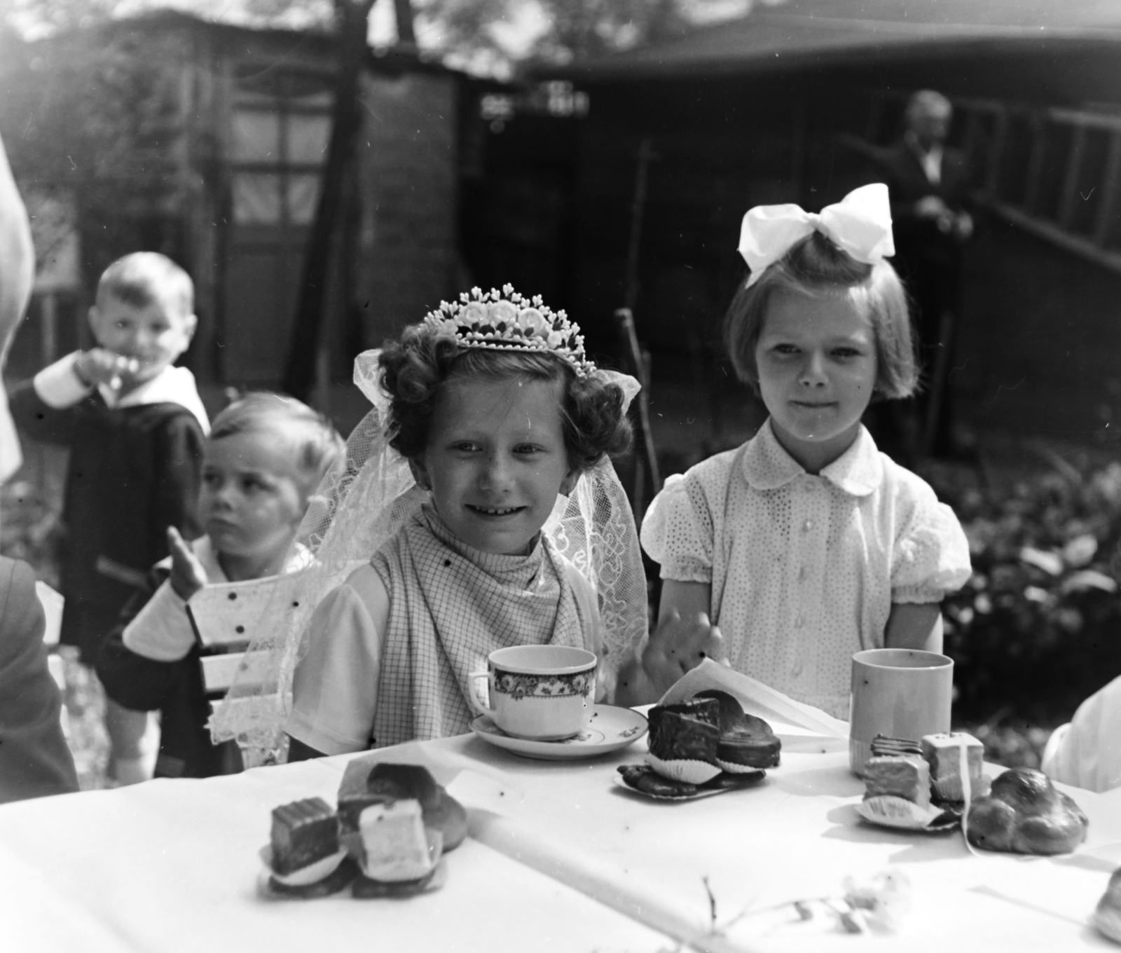 1957, Keveházi János, girl, girls, snacks, headdress, Fortepan #197511