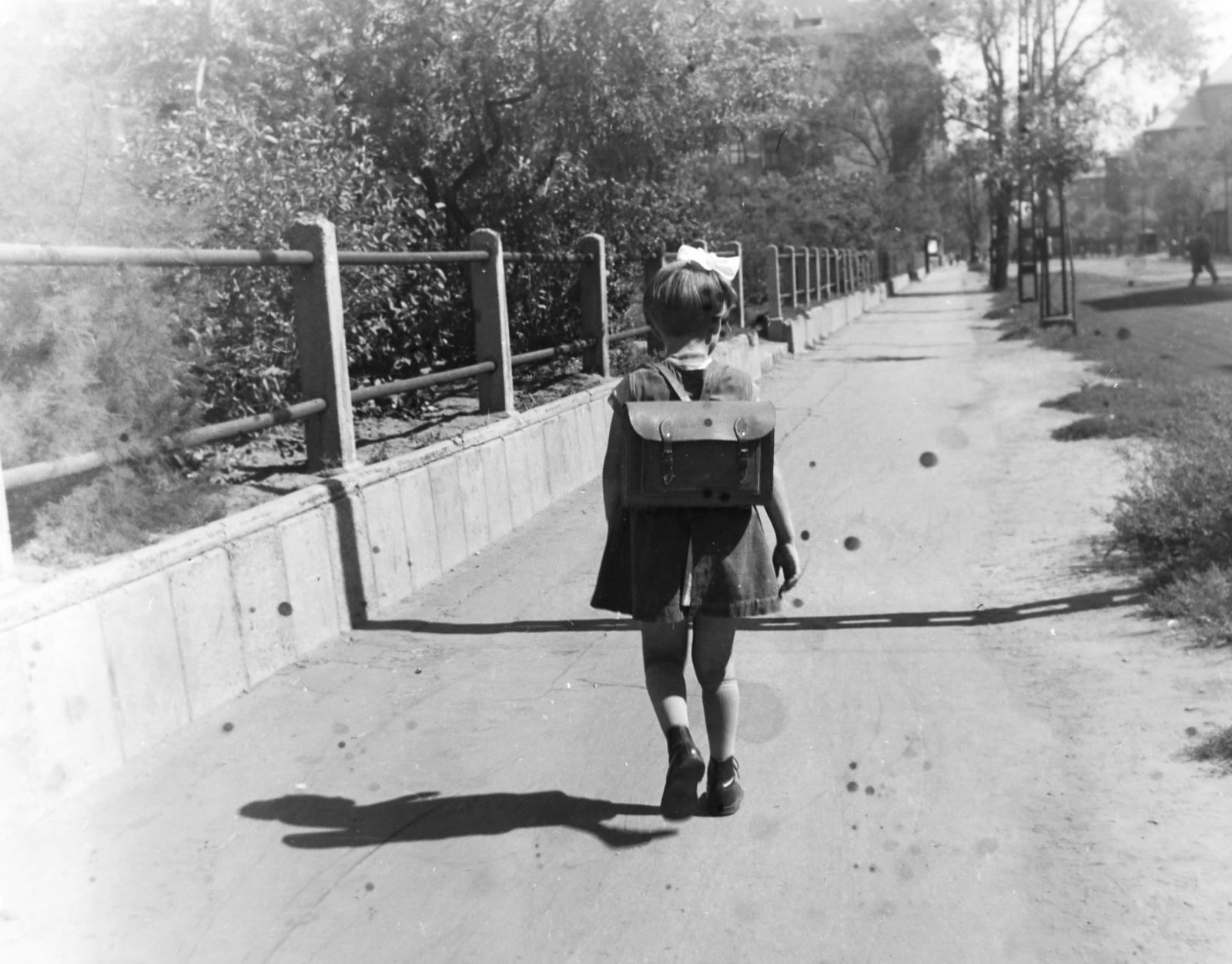 Magyarország, Budapest VIII., a Vajda Péter utca a Golgota térnél, a fák takarásában a Delej utca sarkán álló ház látszik., 1957, Keveházi János, Budapest, kislány, háttal, iskolatáska, Fortepan #197514