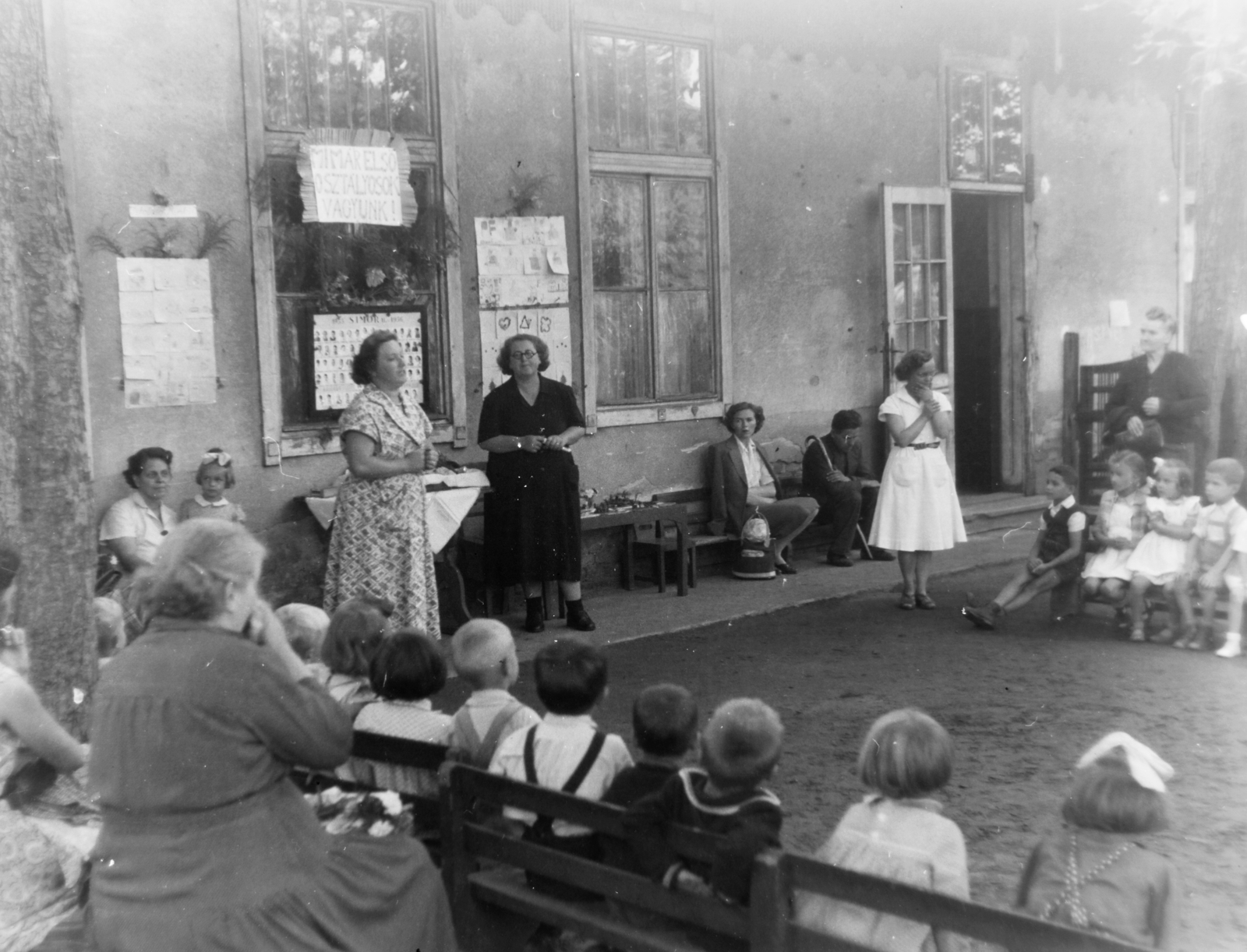 Hungary, Budapest VIII., a felvétel Vajda Péter utca és a Bláthy Ottó utca sarkán lévő óvoda udvarán készült., 1957, Keveházi János, Budapest, festive, Fortepan #197519