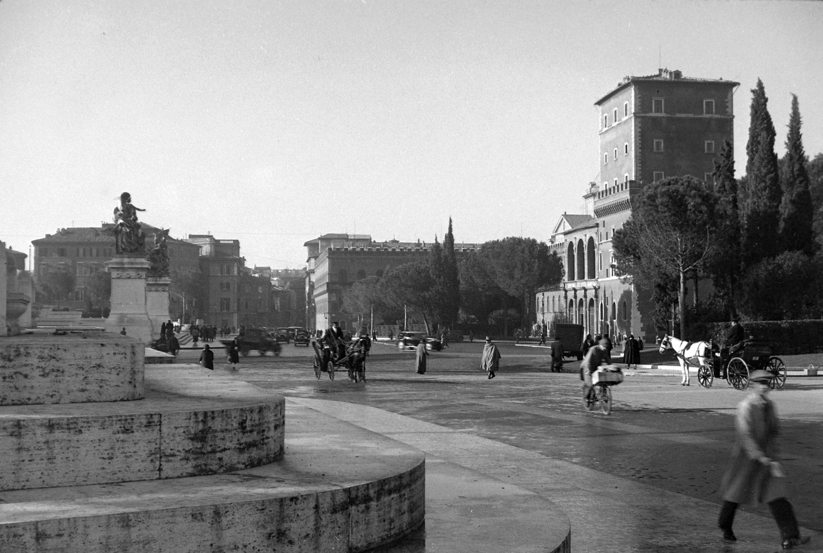 Italy, Rome, Piazza Venezia a Palazzo Veneziával és a Santa Maria di Loreto-templommal., 1935, Fortepan, Horse-drawn carriage, pedestrian, palace, Fortepan #19752