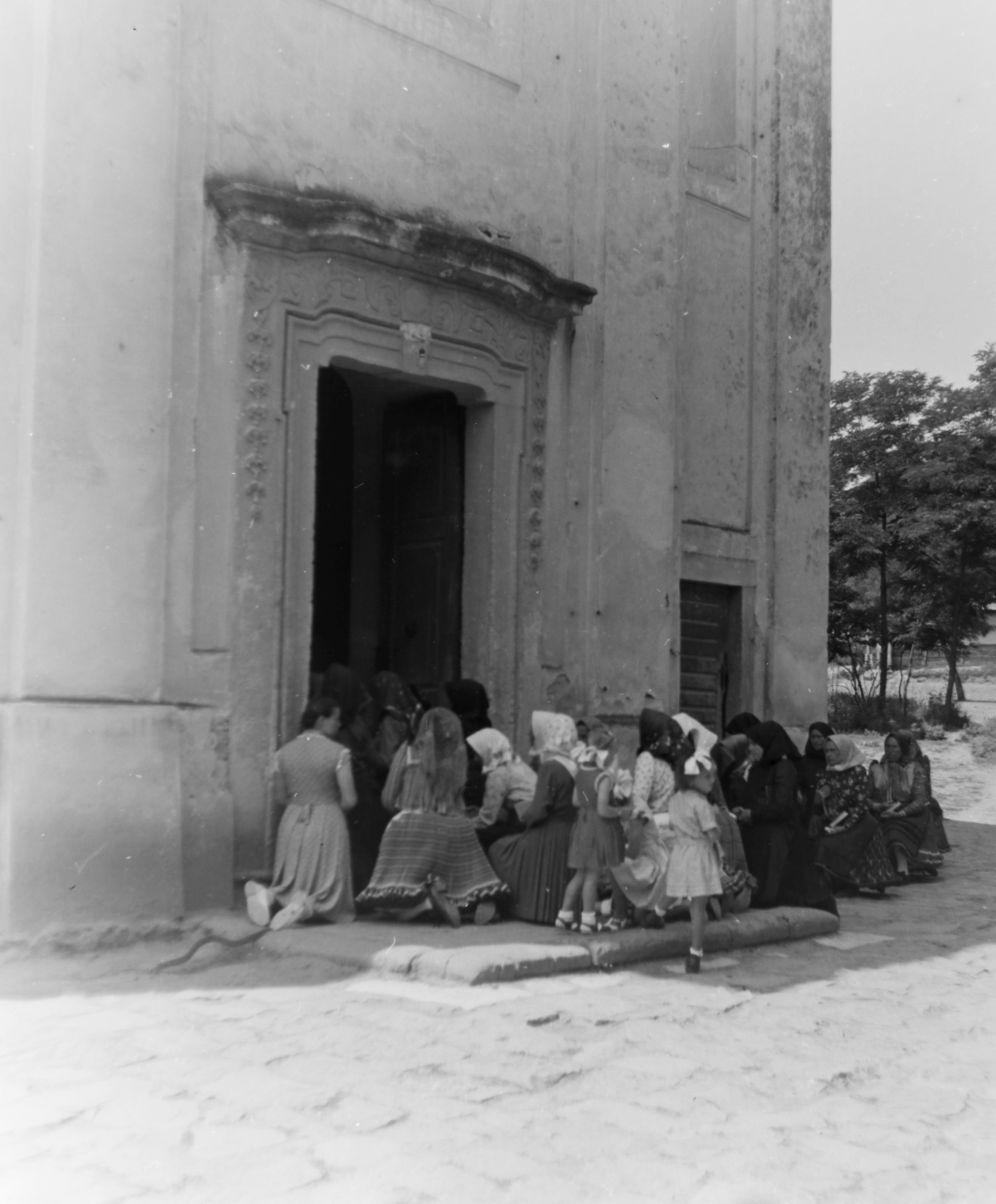 Hungary, Buják, a Tours-i Szent Márton-templom, 1957, Keveházi János, folk costume, kneeling, Fortepan #197520