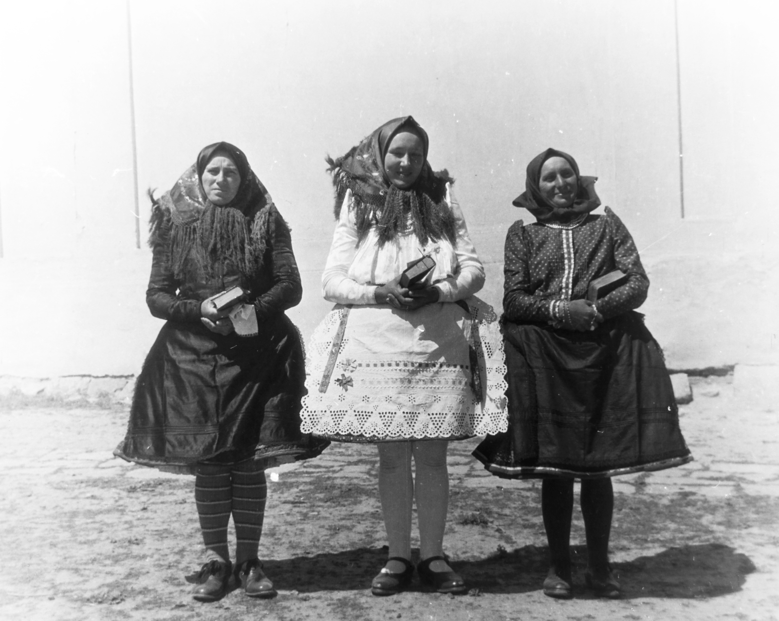 Hungary, Buják, Tours-i Szent Márton-templom., 1957, Keveházi János, folk costume, Fortepan #197531