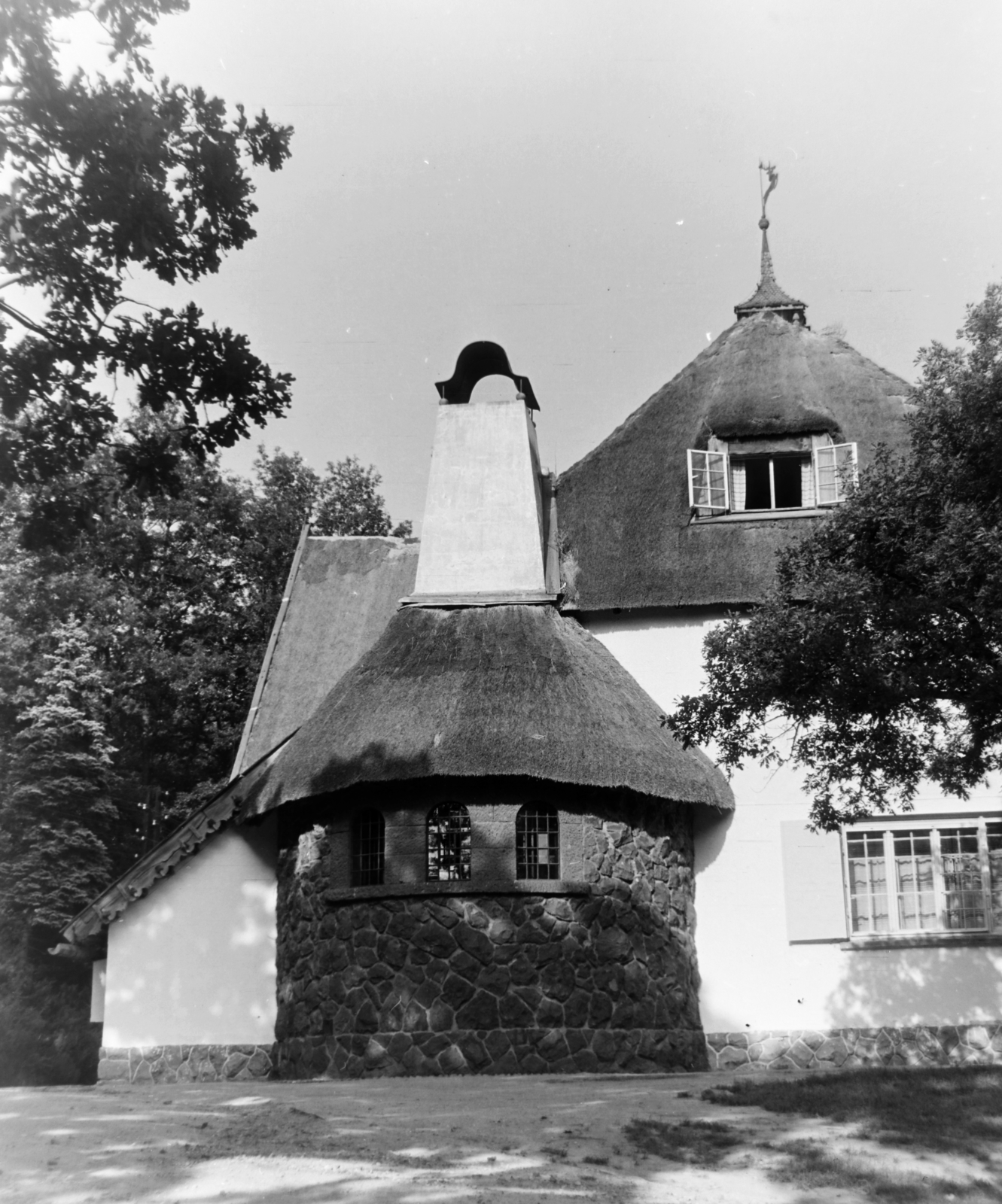 Magyarország, Buják, a Budapesti Konzervgyár Üdülője az egykor vadászkastélyban., 1957, Keveházi János, kémény, Fortepan #197540