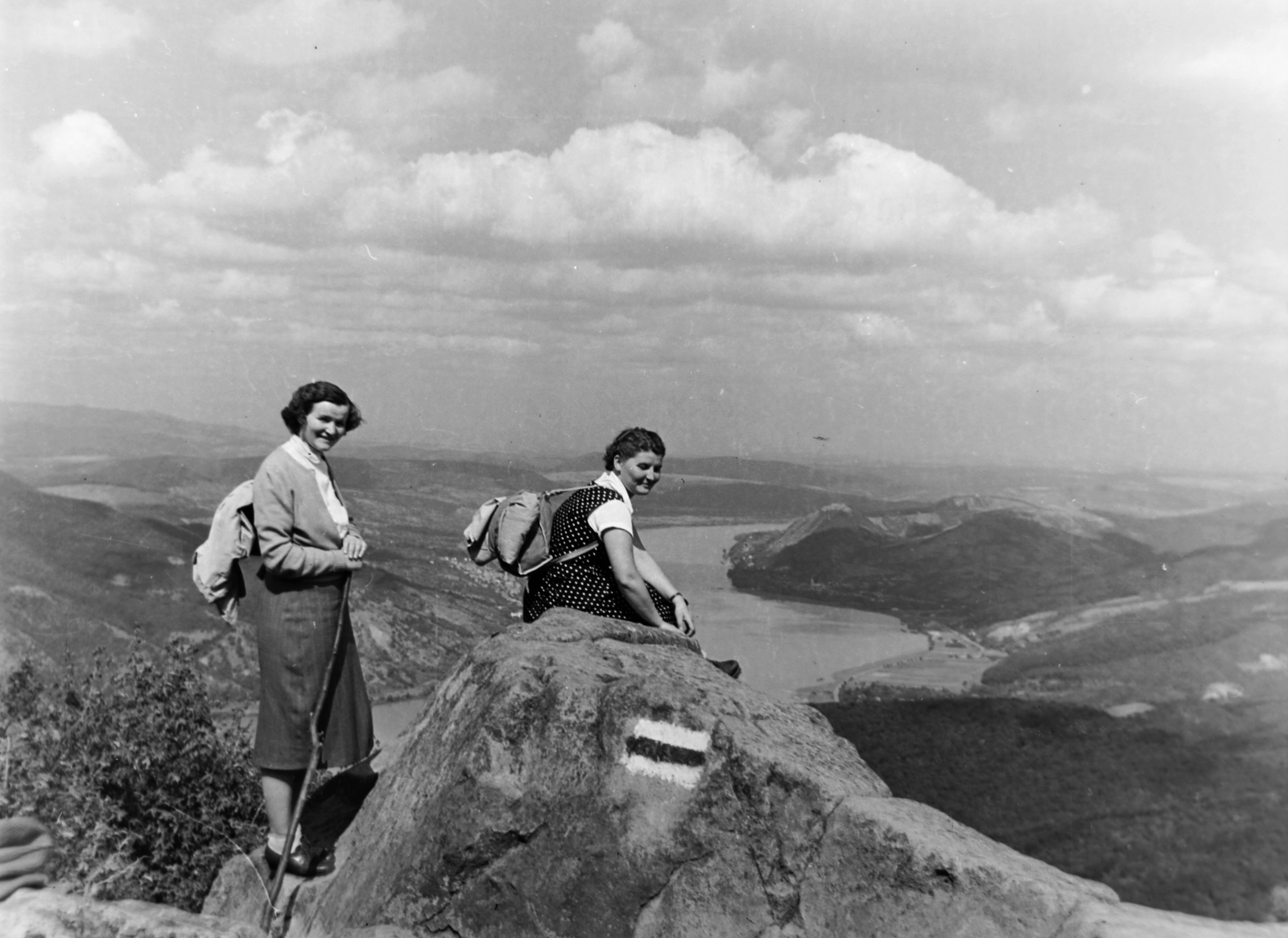 Magyarország,Dunakanyar, Visegrádi-hegység, Prédikálószék, látkép Nagymaros és Visegrád felé., 1957, Keveházi János, nők, sziklán ülni, turistajelzés, hátizsák, Fortepan #197572