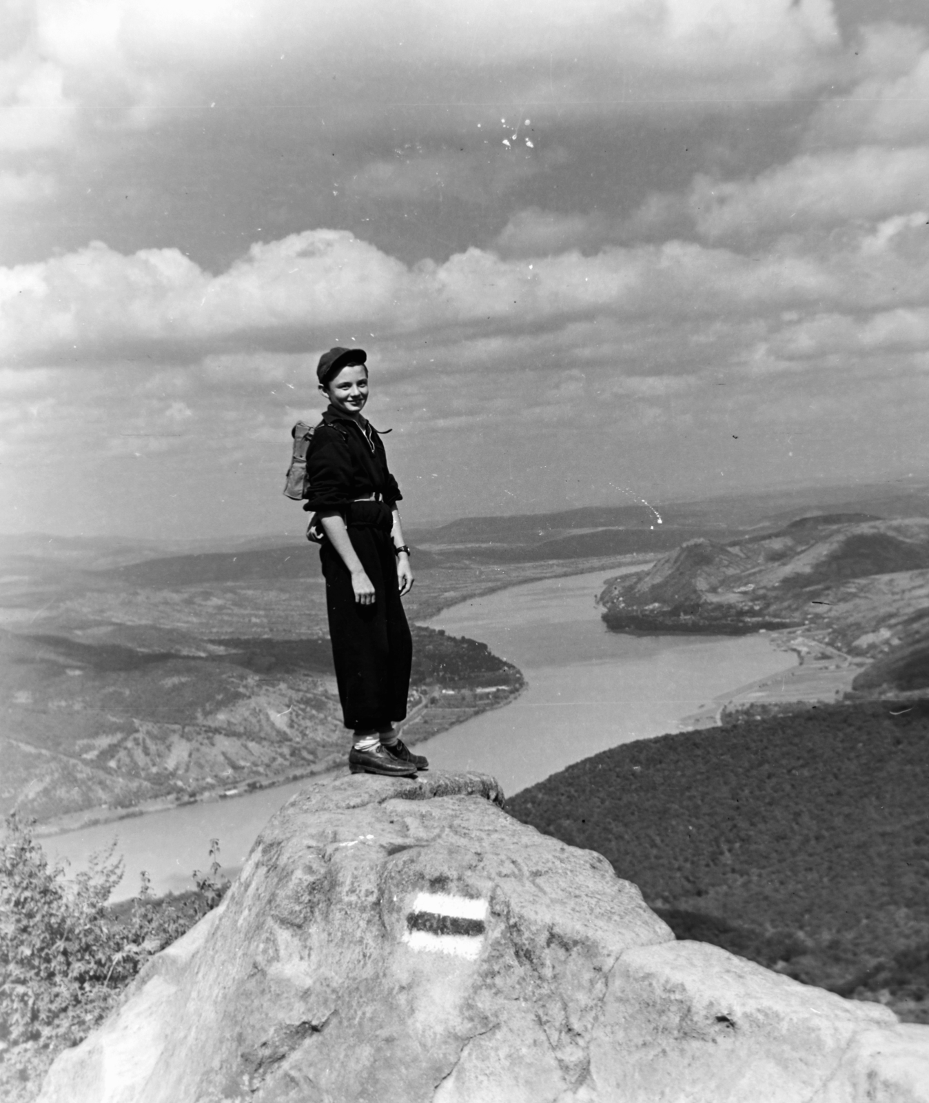 Magyarország,Dunakanyar, Visegrádi-hegység, Prédikálószék, látkép Nagymaros és Visegrád felé., 1957, Keveházi János, fiatalság, szikla, hegymászás, hegycsúcs, turistajelzés, Fortepan #197573