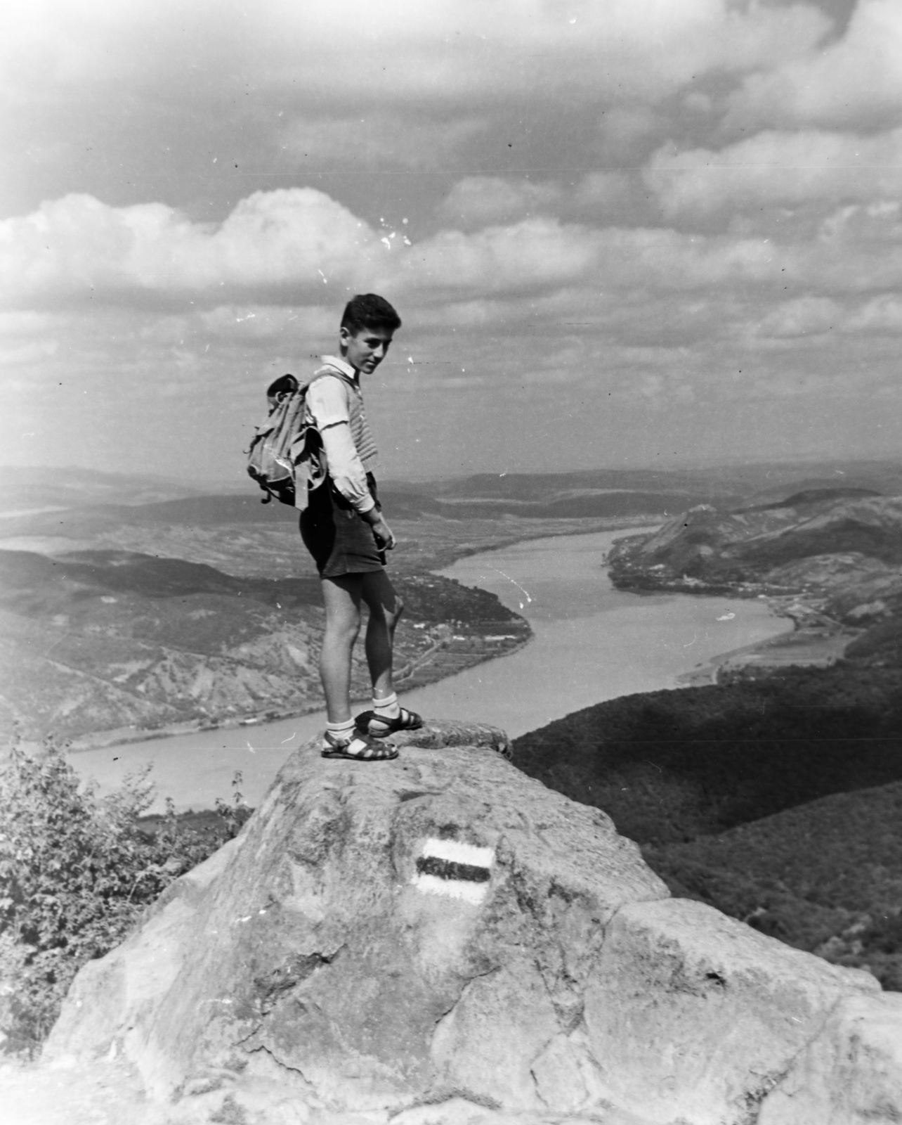 Hungary,Danube Bend, Prédikálószék, látkép Nagymaros és Visegrád felé., 1957, Keveházi János, youth, rock, Mountaineering, mountain top, backpack, Fortepan #197574