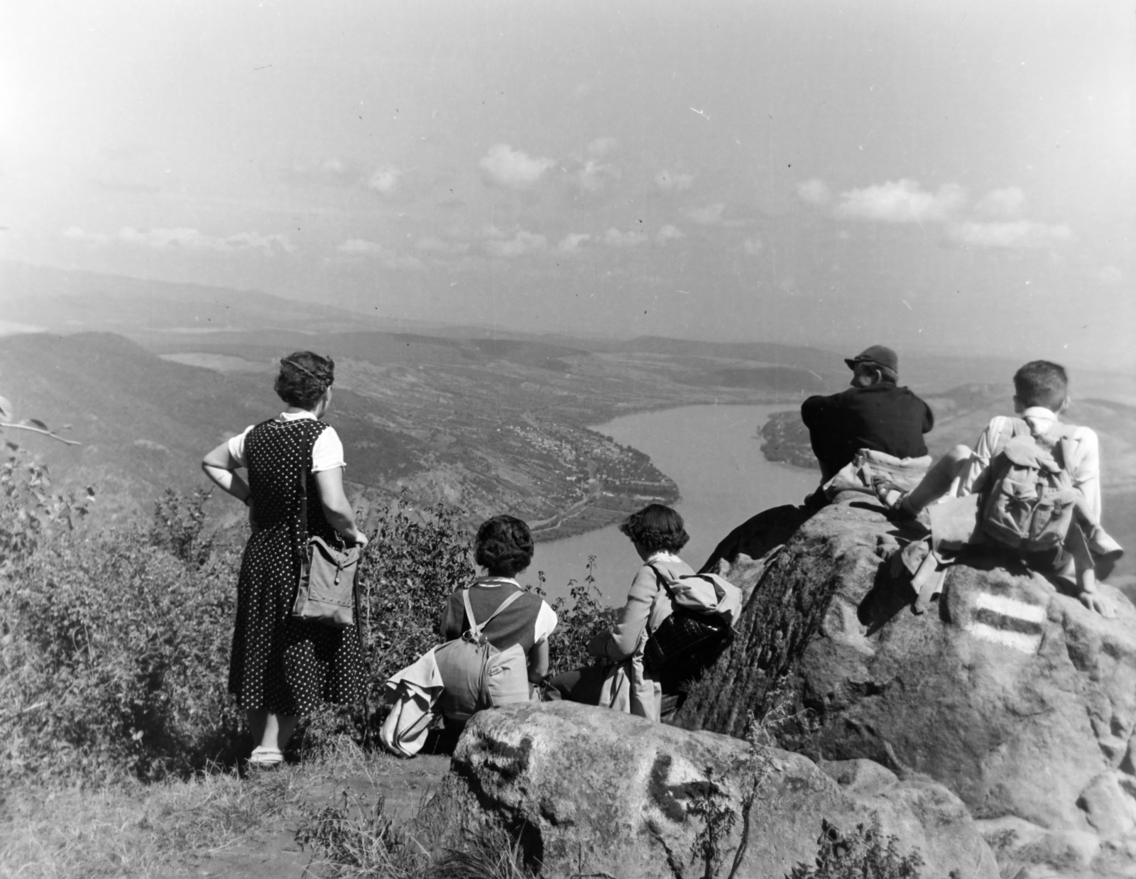 Magyarország,Dunakanyar, Visegrádi-hegység, Prédikálószék, látkép Nagymaros és Visegrád felé., 1957, Keveházi János, turista, sziklán ülni, Fortepan #197576