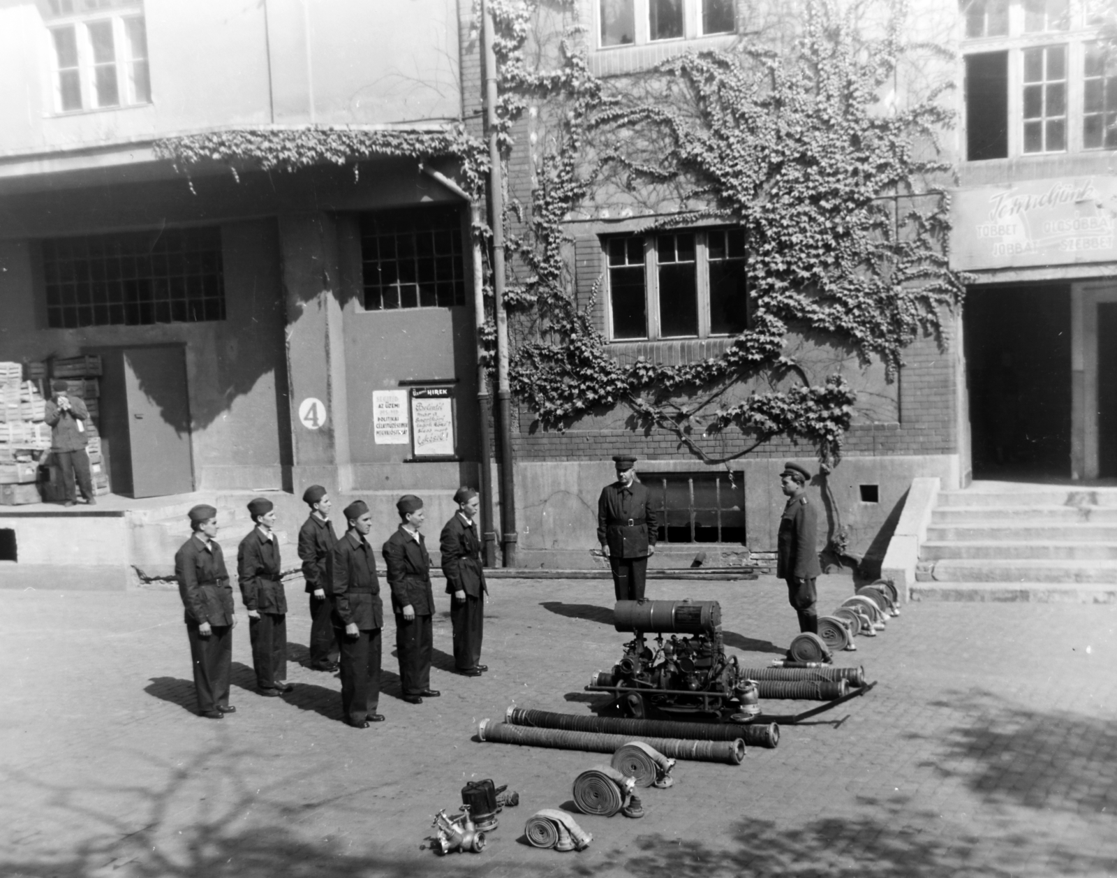 Magyarország, Budapest X., Maglódi út 6., a Növényolaj és Szappangyár udvara, a gyár tűzoltócsapata., 1957, Keveházi János, Budapest, tűzoltó, gyakorlás, Fortepan #197581