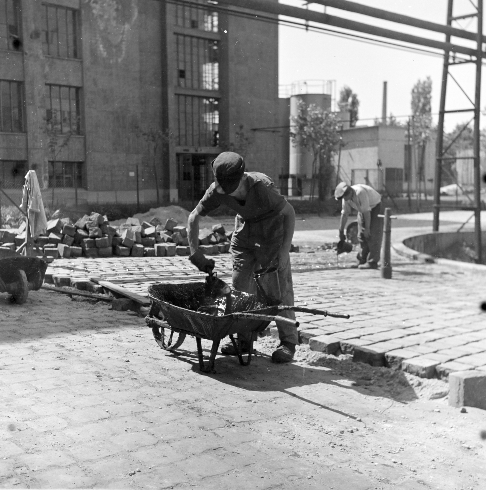 Magyarország, Budapest X., Maglódi út 6., Növényolaj és Szappangyár., 1958, Keveházi János, Budapest, munkás, talicska, nagykockakő, képarány: négyzetes, útépítés, Fortepan #197588