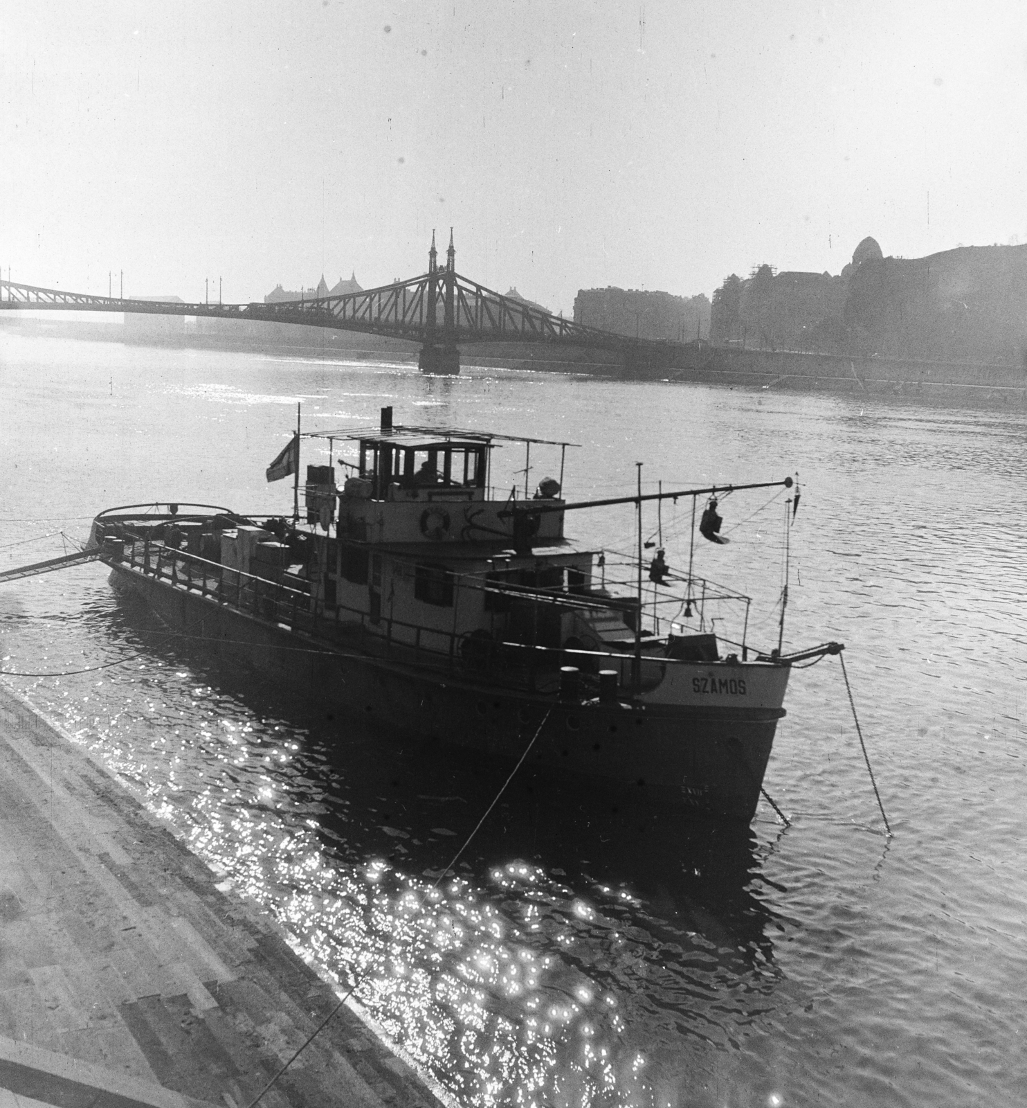 Hungary, Budapest V.,Budapest I., a Szamos motoros a pesti Duna-parton a nemzetközi hajóállomás közelében, háttérben a Szabadság híd., 1958, Keveházi János, M. 10./Szamos ship, Budapest, Fortepan #197590