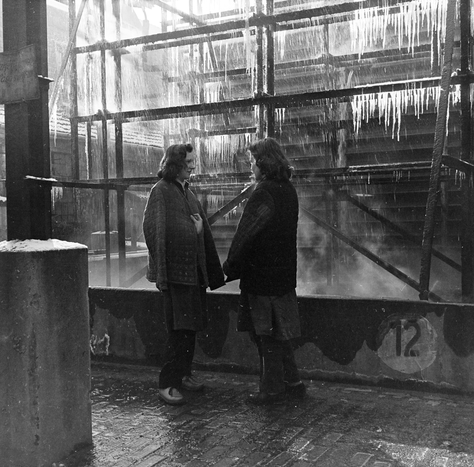 1958, Keveházi János, talks, photo aspect ratio: square, women, icicle, Fortepan #197593