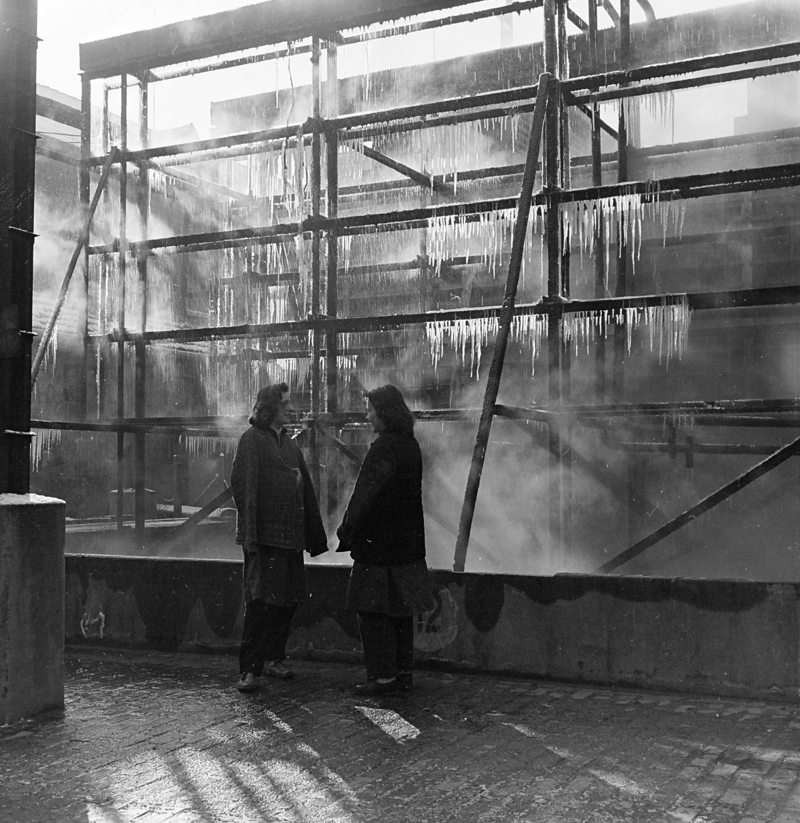 1958, Keveházi János, talks, photo aspect ratio: square, women, icicle, Fortepan #197594