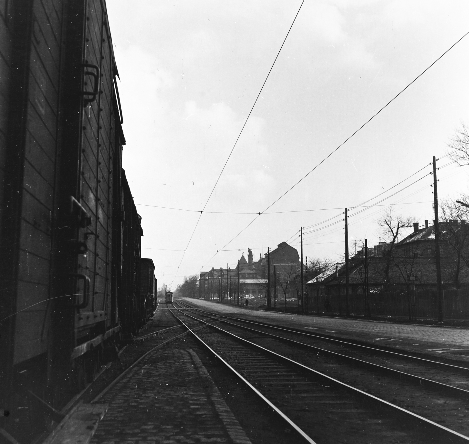 Magyarország, Budapest X., a Maglódi út Gitár utca - Téglavető utca közötti szakasza., 1958, Keveházi János, Budapest, képarány: négyzetes, sínpálya, vonat, Fortepan #197598