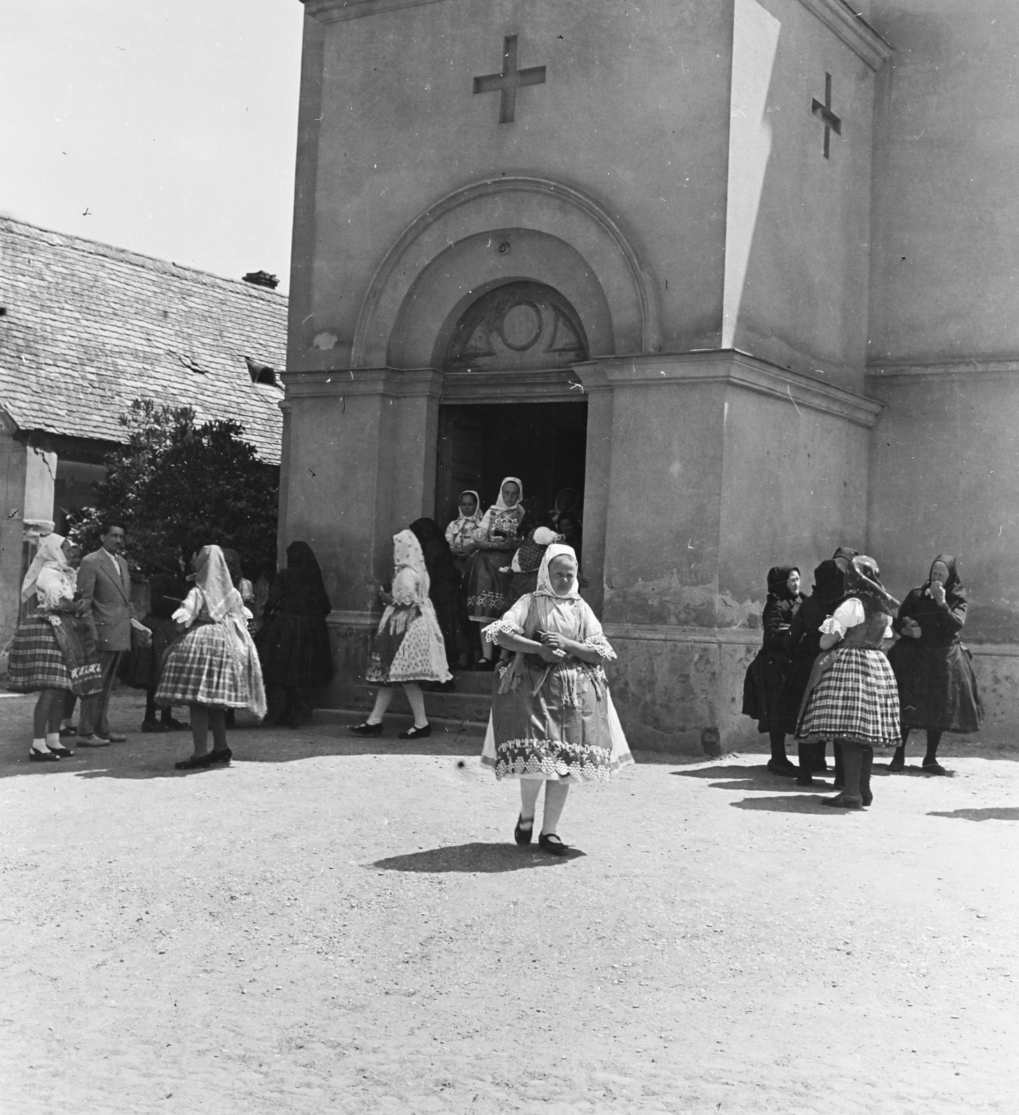 Hungary, Csömör, Petőfi Sándor utca 26., a felvétel az evangélikus templom előtt készült. A gyülekezet tagjai a csömöri szlovák evangélikus népviseletben láthatók, mely még ma is élő hagyomány., 1958, Keveházi János, church, folk costume, women, apron, skirt, man, Fortepan #197612