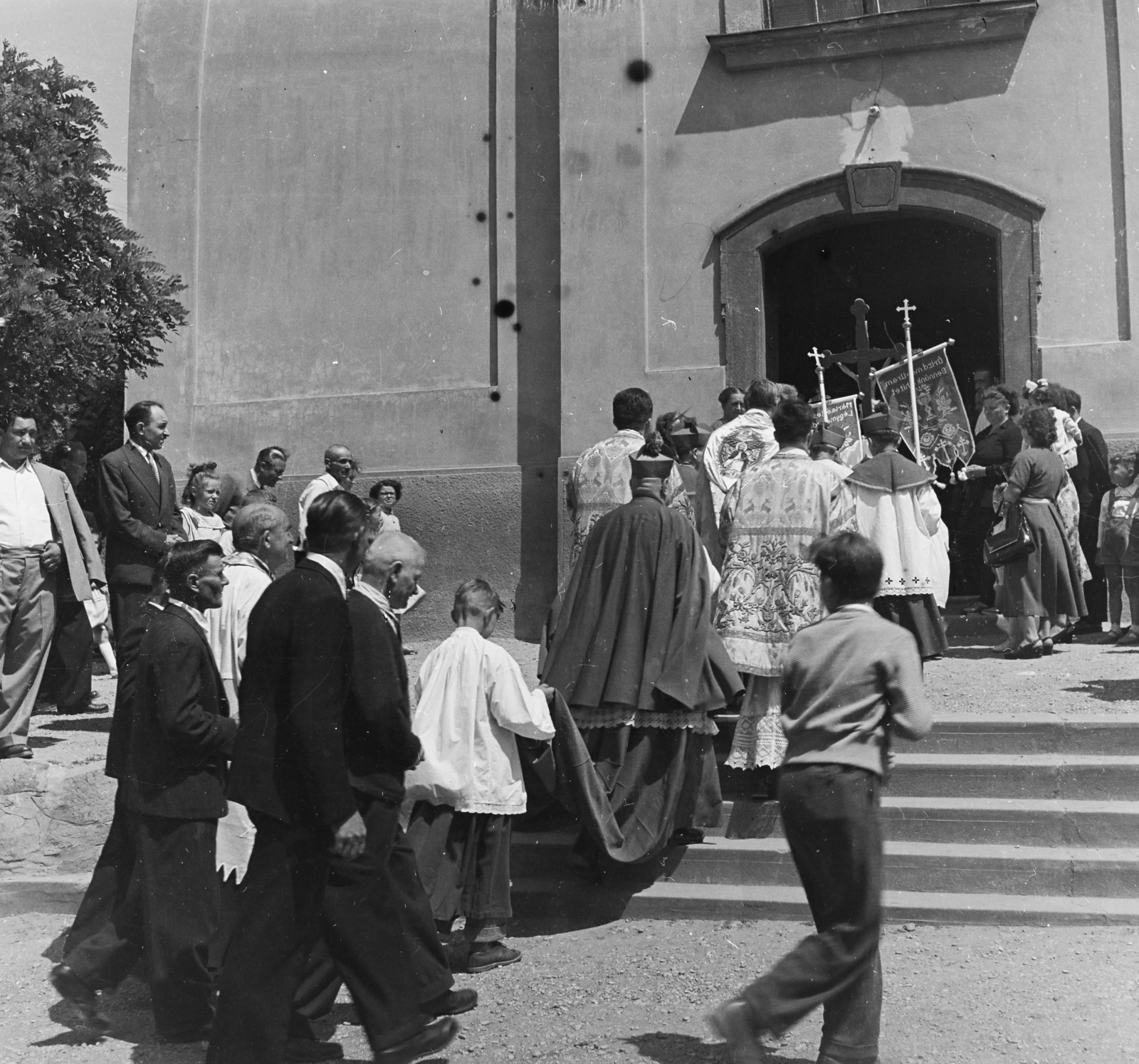 Hungary, Csömör, Erzsébet utca 31., Szentháromság-templom., 1958, Keveházi János, back, photo aspect ratio: square, procession, kids, men, priest, stairs, women, church, Fortepan #197615