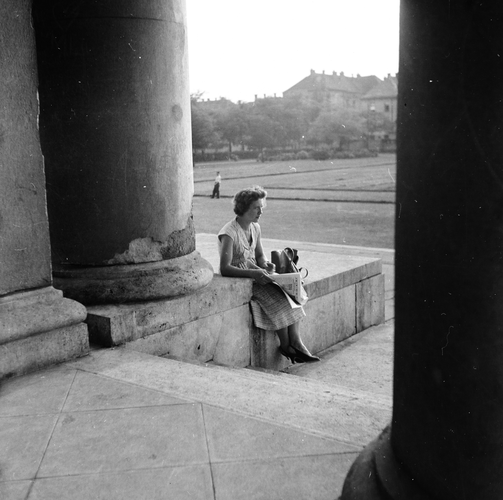 Hungary, Budapest VIII., Magyarok Nagyasszonya (Rezső) tér, a felvétel a Magyarok Nagyasszonya-templom kapujánál készült., 1958, Keveházi János, Budapest, newspaper, lady, photo aspect ratio: square, Fortepan #197619