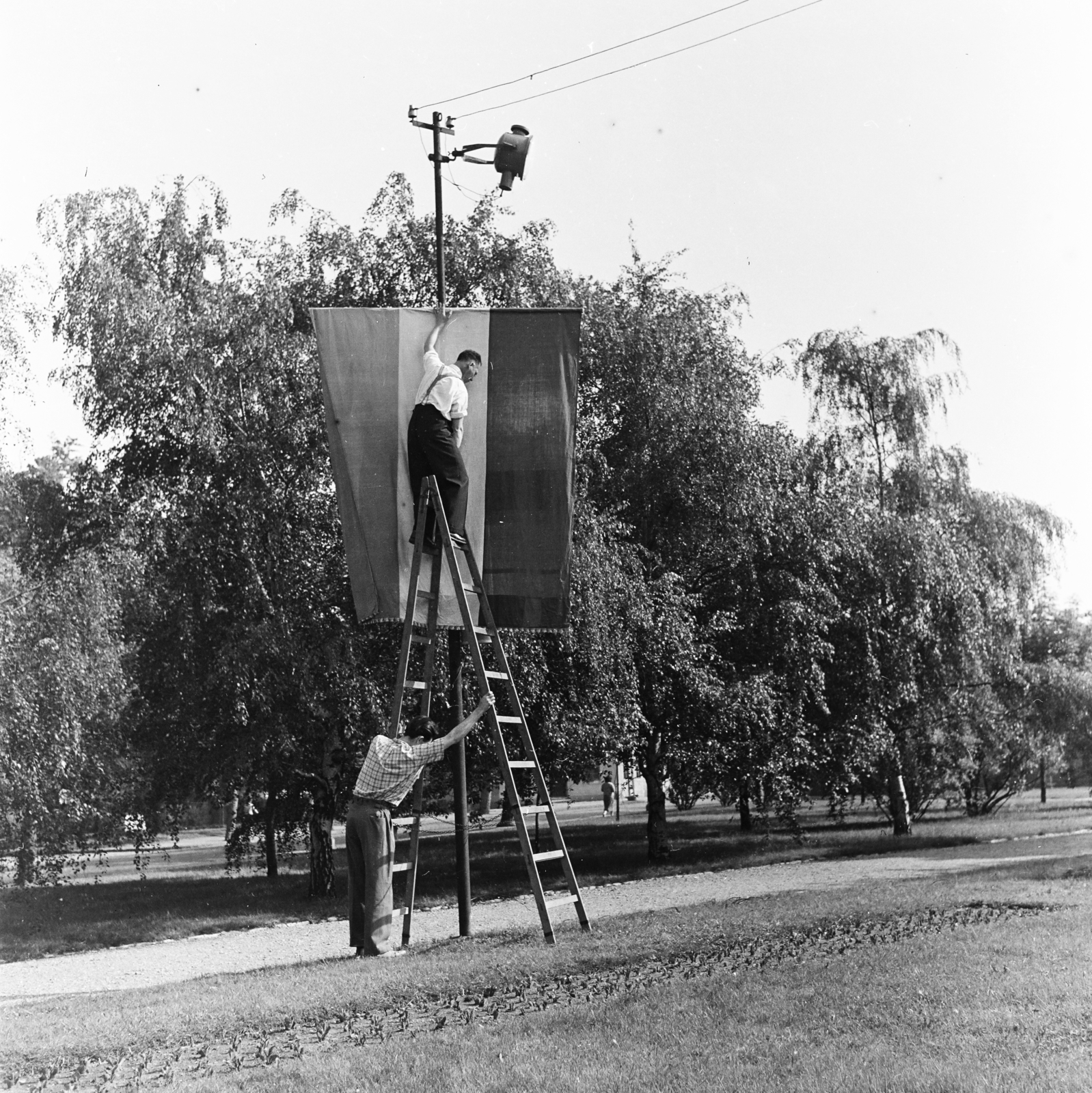 Hungary, Budapest X., Szent László (Pataky István) tér., 1958, Keveházi János, Budapest, Best of, pylon, flag, ladder, photo aspect ratio: square, Fortepan #197622