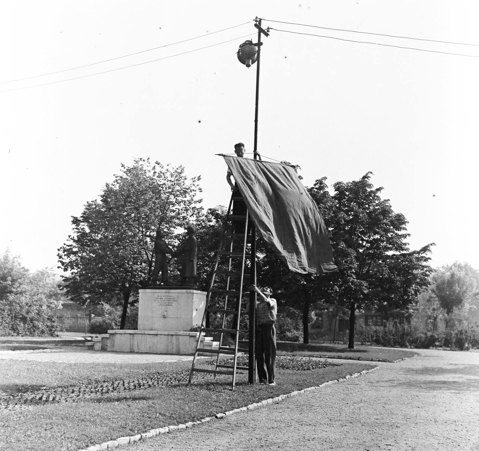 Hungary, Budapest X., Szent László (Pataky István) tér, háttérben a Magyar–szovjet barátság emlékműve (Kisfaludi Strobl Zsigmond, 1956.)., 1958, Keveházi János, Budapest, pylon, flag, ladder, photo aspect ratio: square, Fortepan #197623