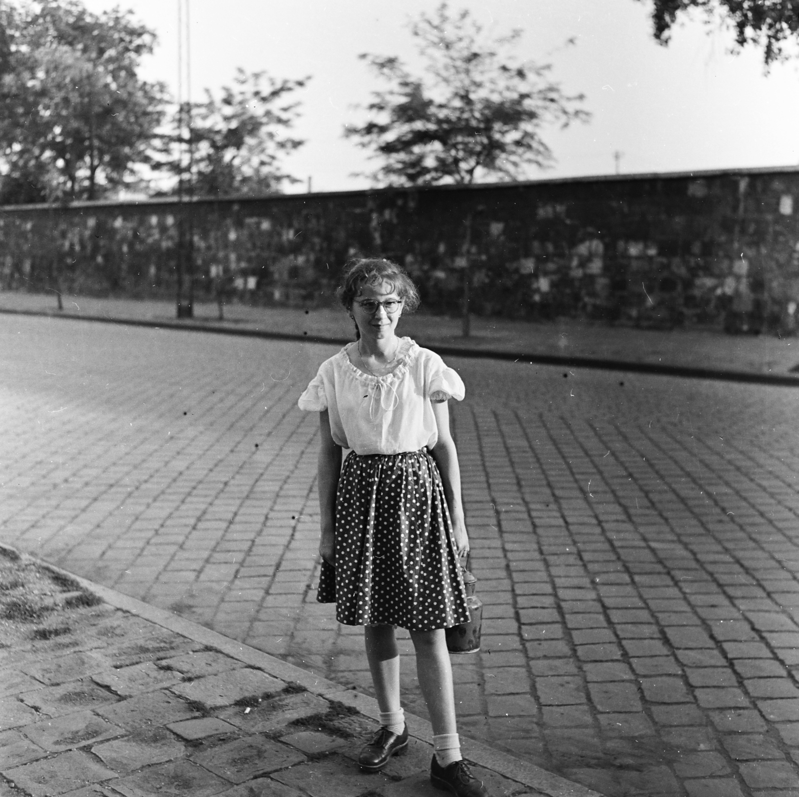 Hungary, Budapest VIII., Diószegi Sámuel utca., 1958, Keveházi János, Budapest, girl, photo aspect ratio: square, Fortepan #197624