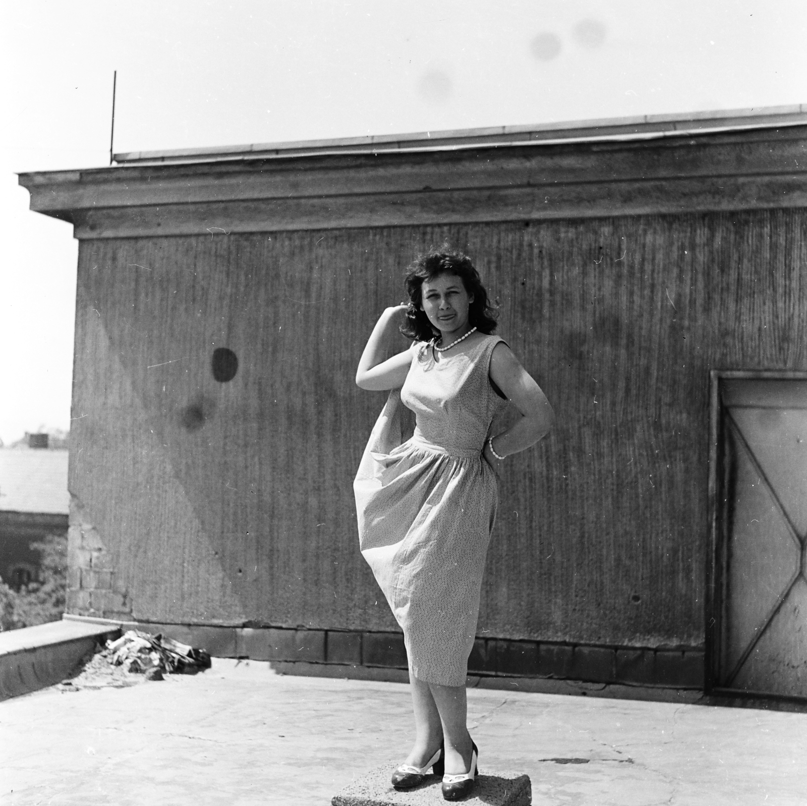 1958, Keveházi János, summer dresses, posture, lady, photo aspect ratio: square, Fortepan #197625