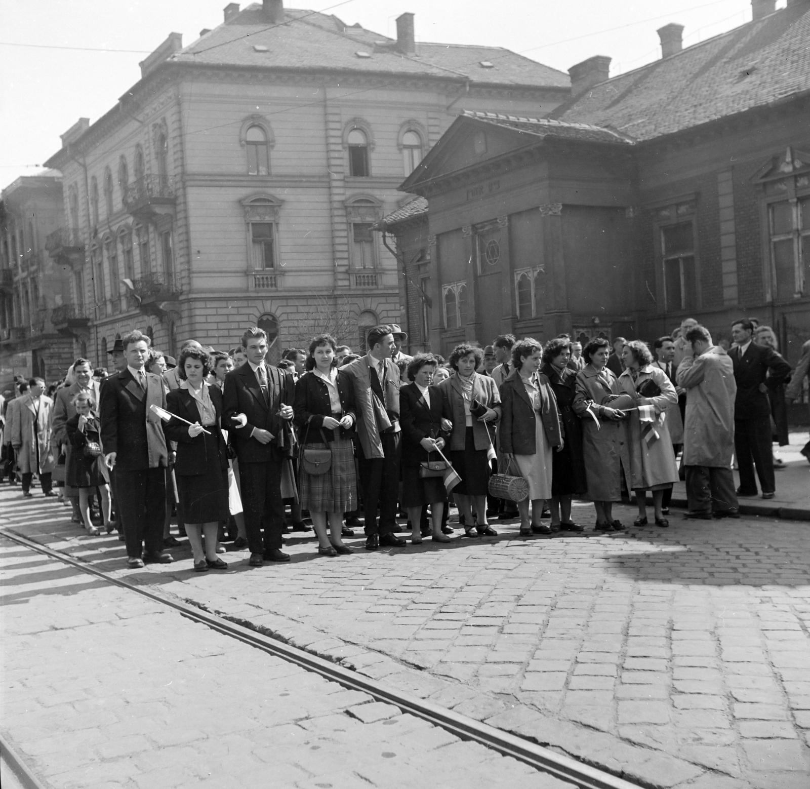 Hungary, Budapest XIV., Thököly út, május 1-i felvonulás résztvevői, háttérben a 83-as szám alatti Zuglói zsinagóga., 1958, Keveházi János, 1st of May parade, march, Budapest, photo aspect ratio: square, Fortepan #197637