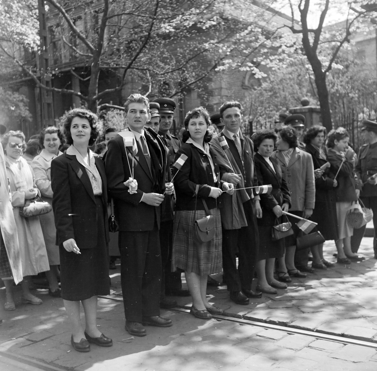Hungary, Budapest XIV., Thököly út, május 1-i felvonulás résztvevői, háttérben a 77-es számú ház., 1958, Keveházi János, handbag, 1st of May parade, march, Budapest, photo aspect ratio: square, Fortepan #197639
