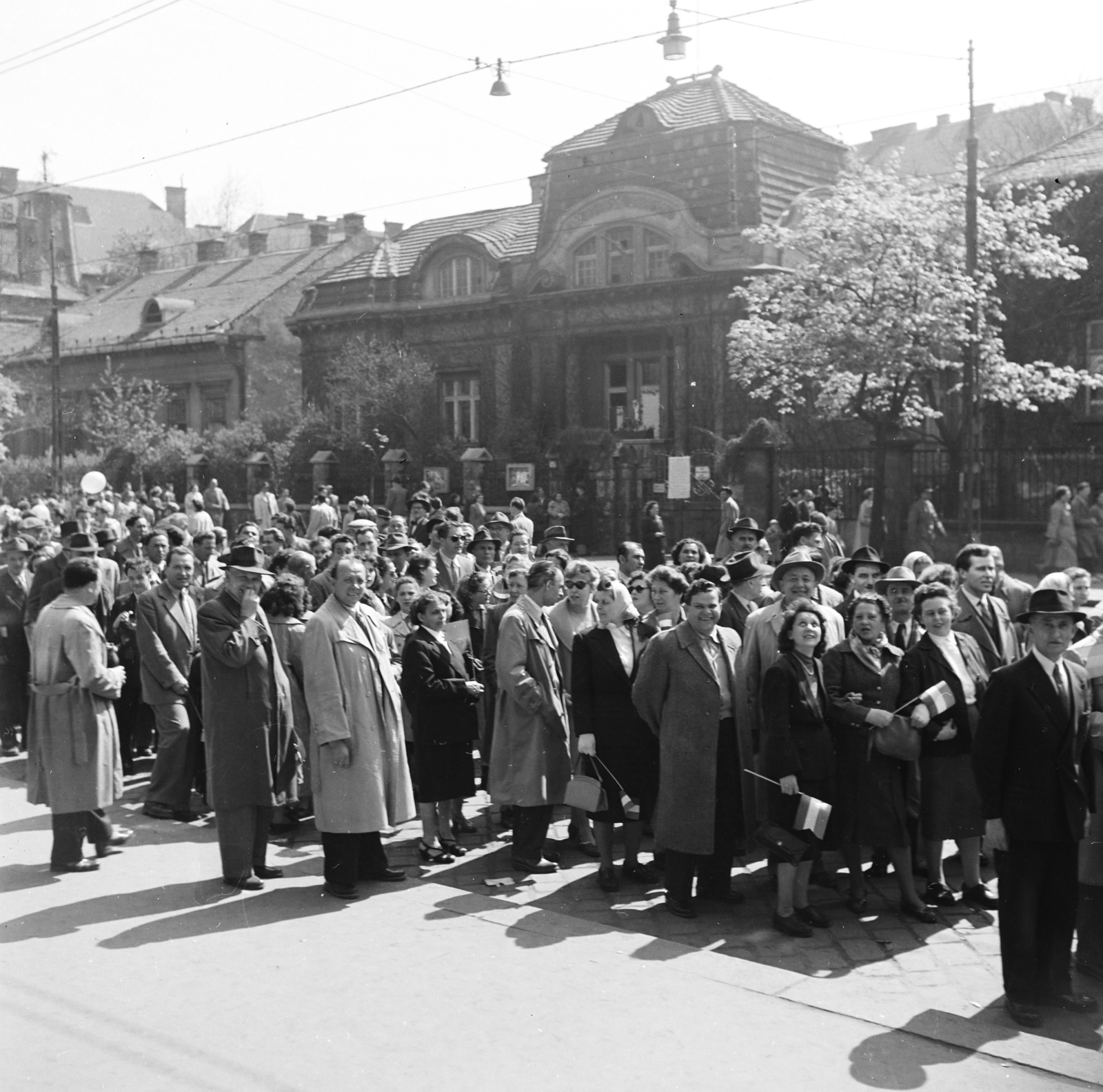 Hungary, Budapest XIV., Thököly út, május 1-i felvonulás résztvevői, háttérben a 73-as számú ház., 1958, Keveházi János, 1st of May parade, march, Budapest, photo aspect ratio: square, Fortepan #197640