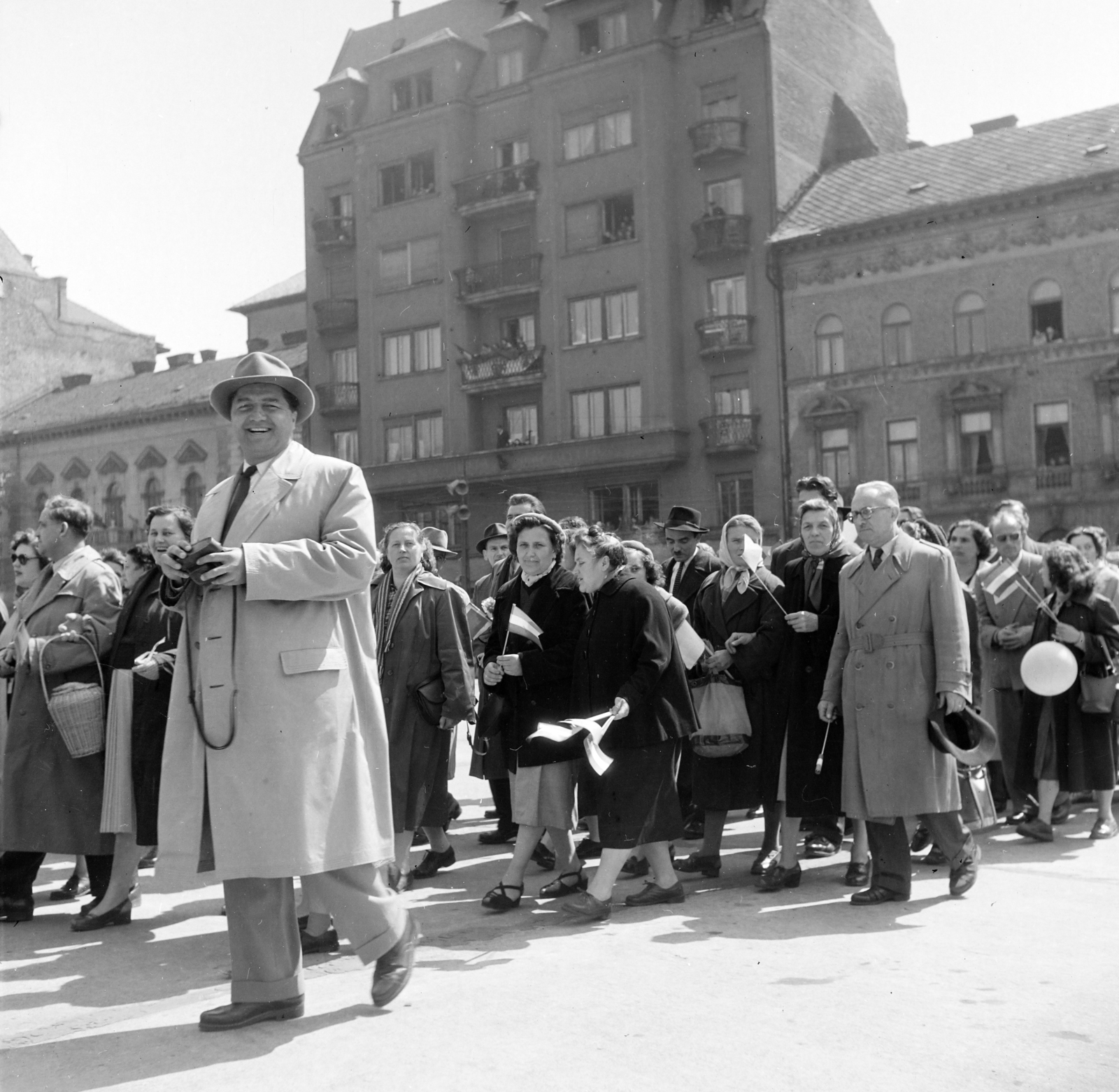 Hungary, Budapest XIV., Ötvenhatosok tere (Felvonulási tér), május 1-i felvonulás, háttérben az Ajtósi Dürer sor házai., 1958, Keveházi János, Budapest, photo aspect ratio: square, camera, Fortepan #197641